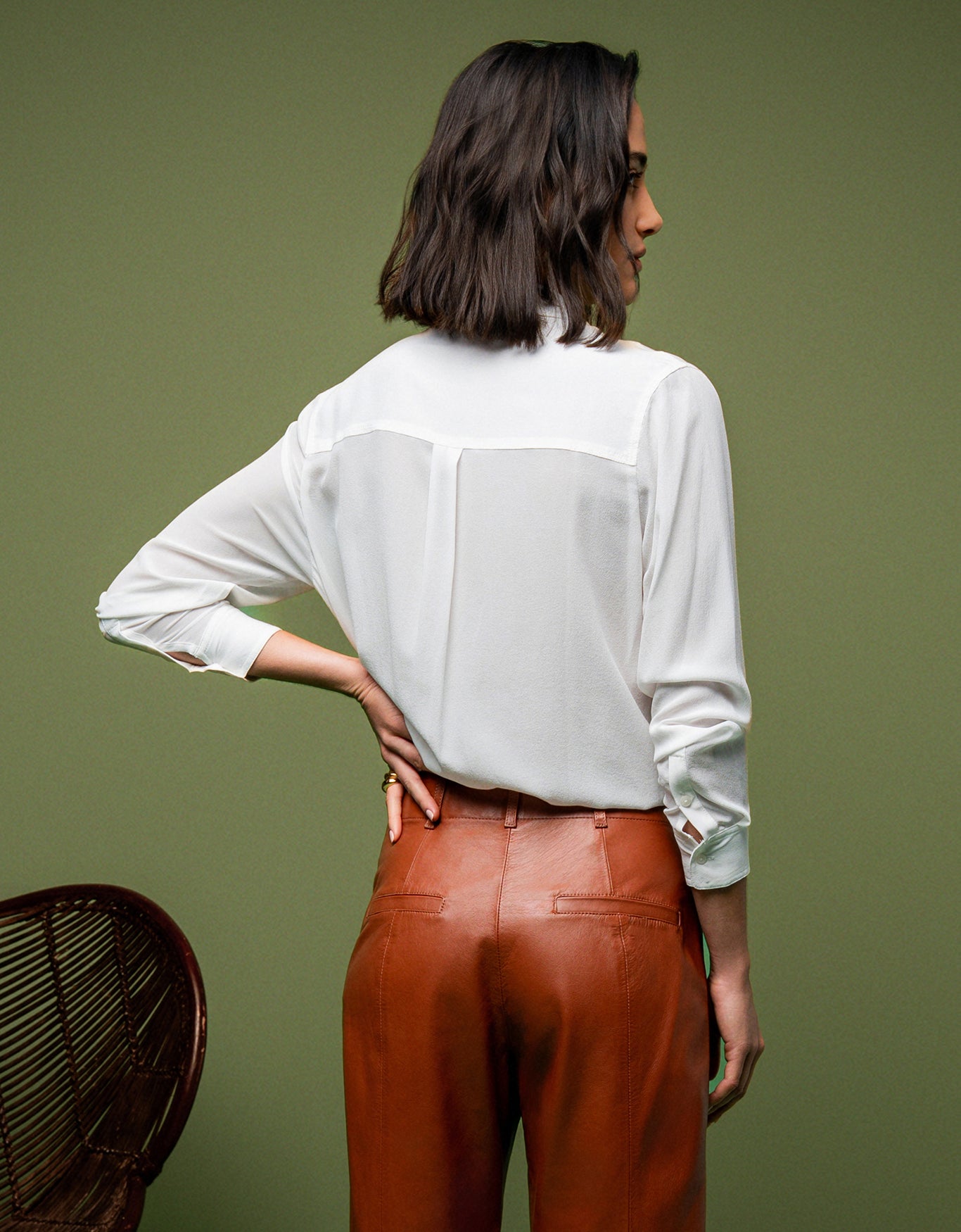CAMISA CLÁSSICA PESPONTO MADRE REINA SEDA OFF WHITE
