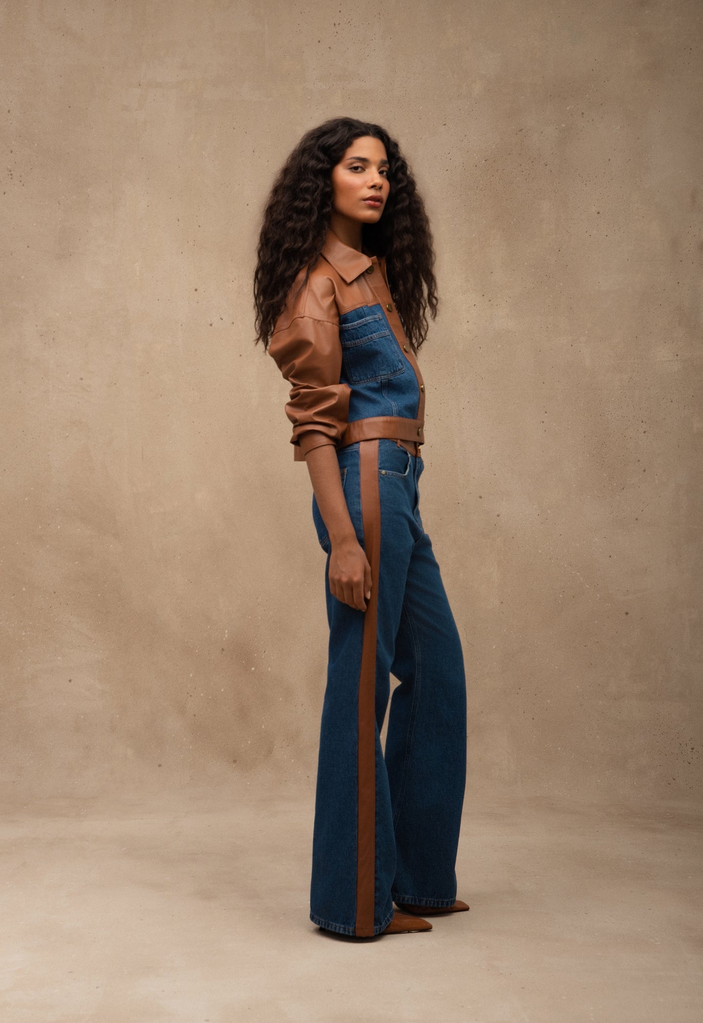CALÇA LETTY MADRE REINA JEANS COM COURO BLUE JEANS/CARAMELO