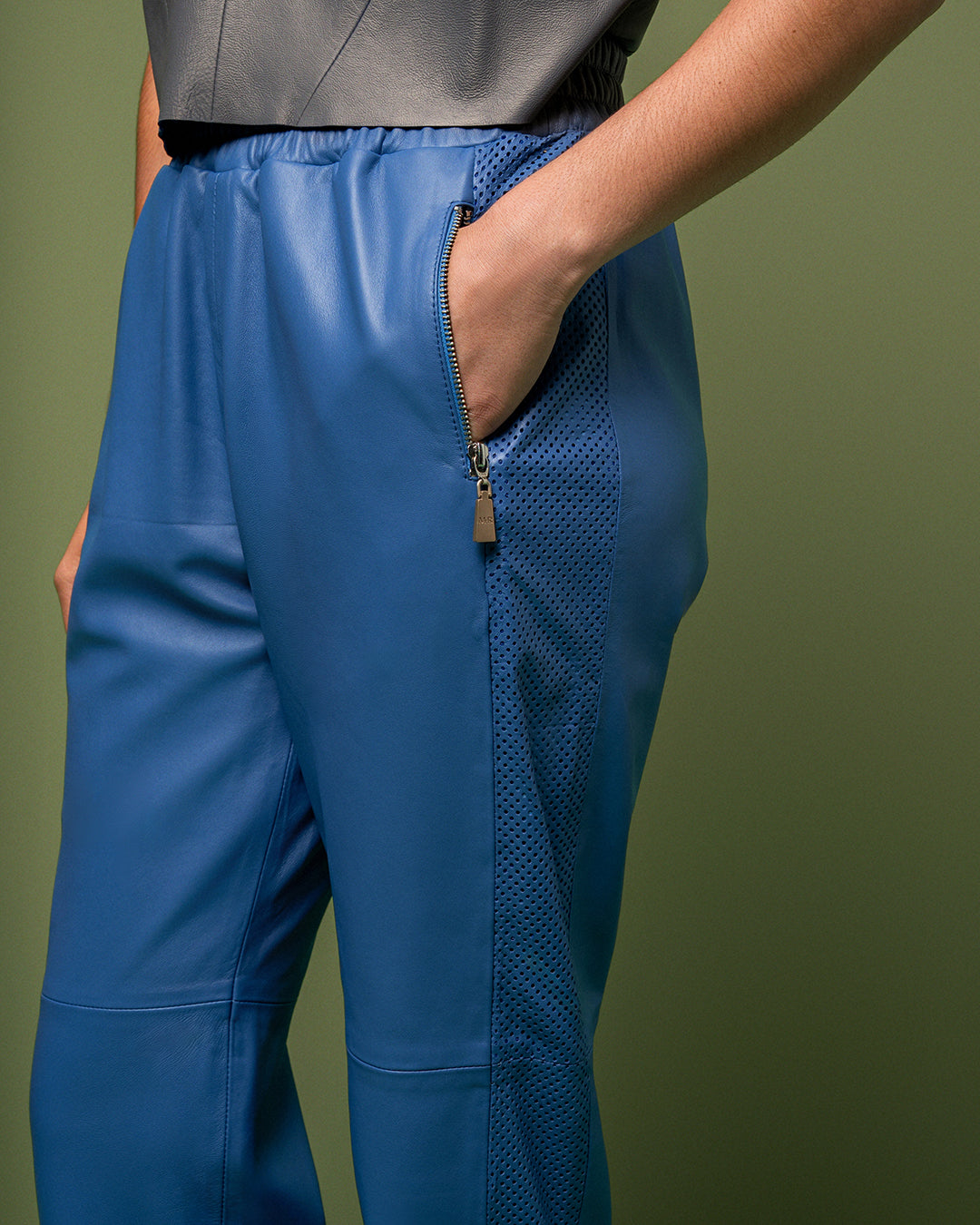 CALÇA JOGGER VIRGÍNIA MADRE REINA COURO AZUL SERENO