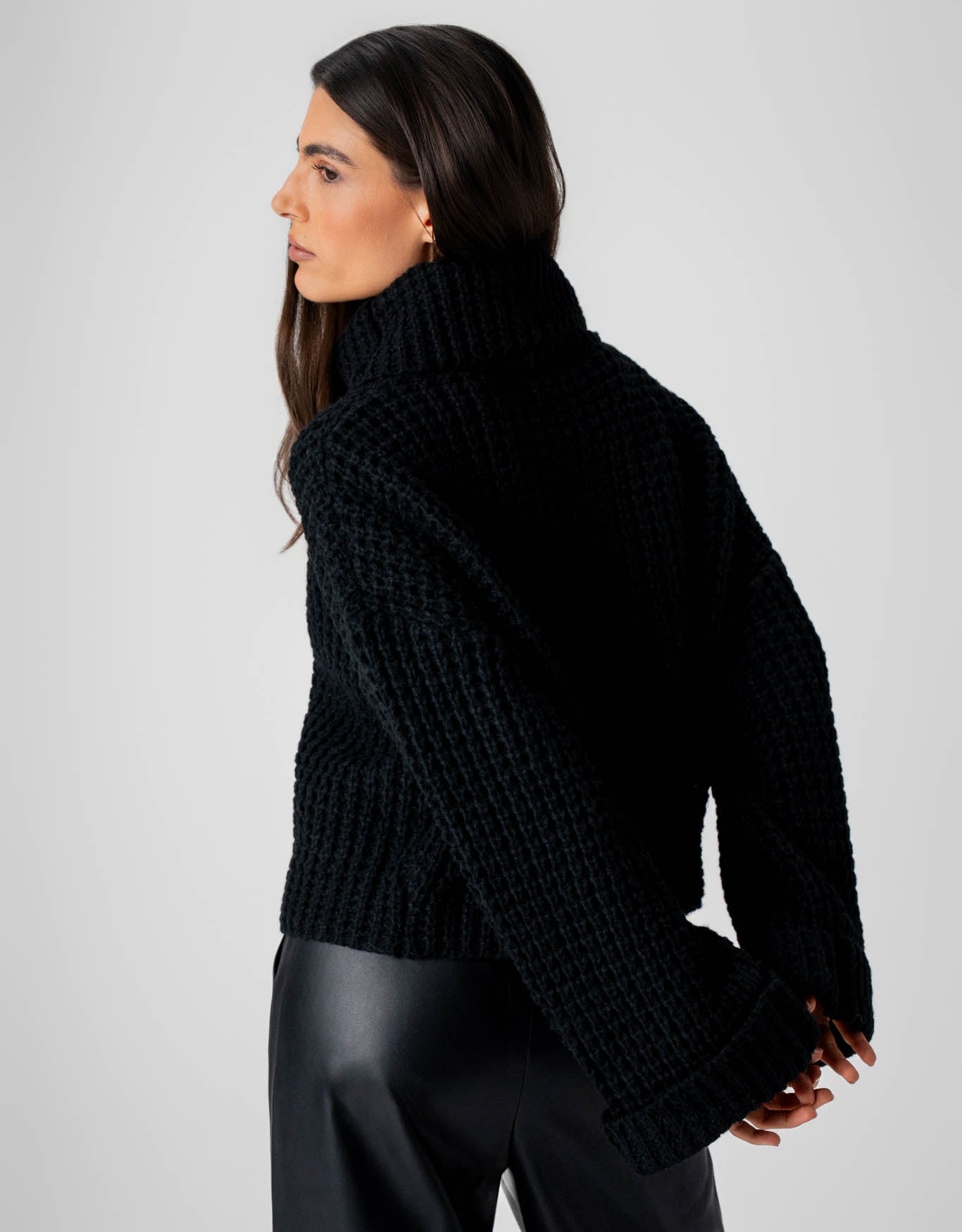 BLUSA SUETER NICOLE MADRE REINA TRICOT PRETO