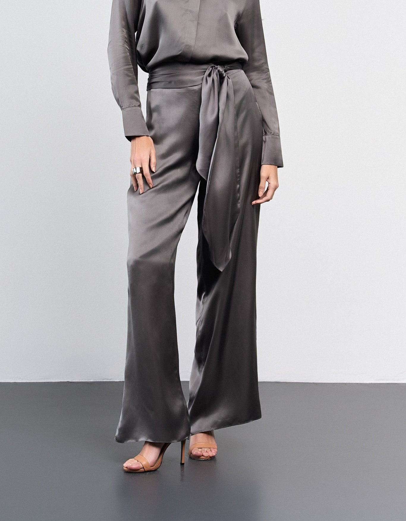 CALÇA AMANDA MADRE REINA SEDA DARK GRAY