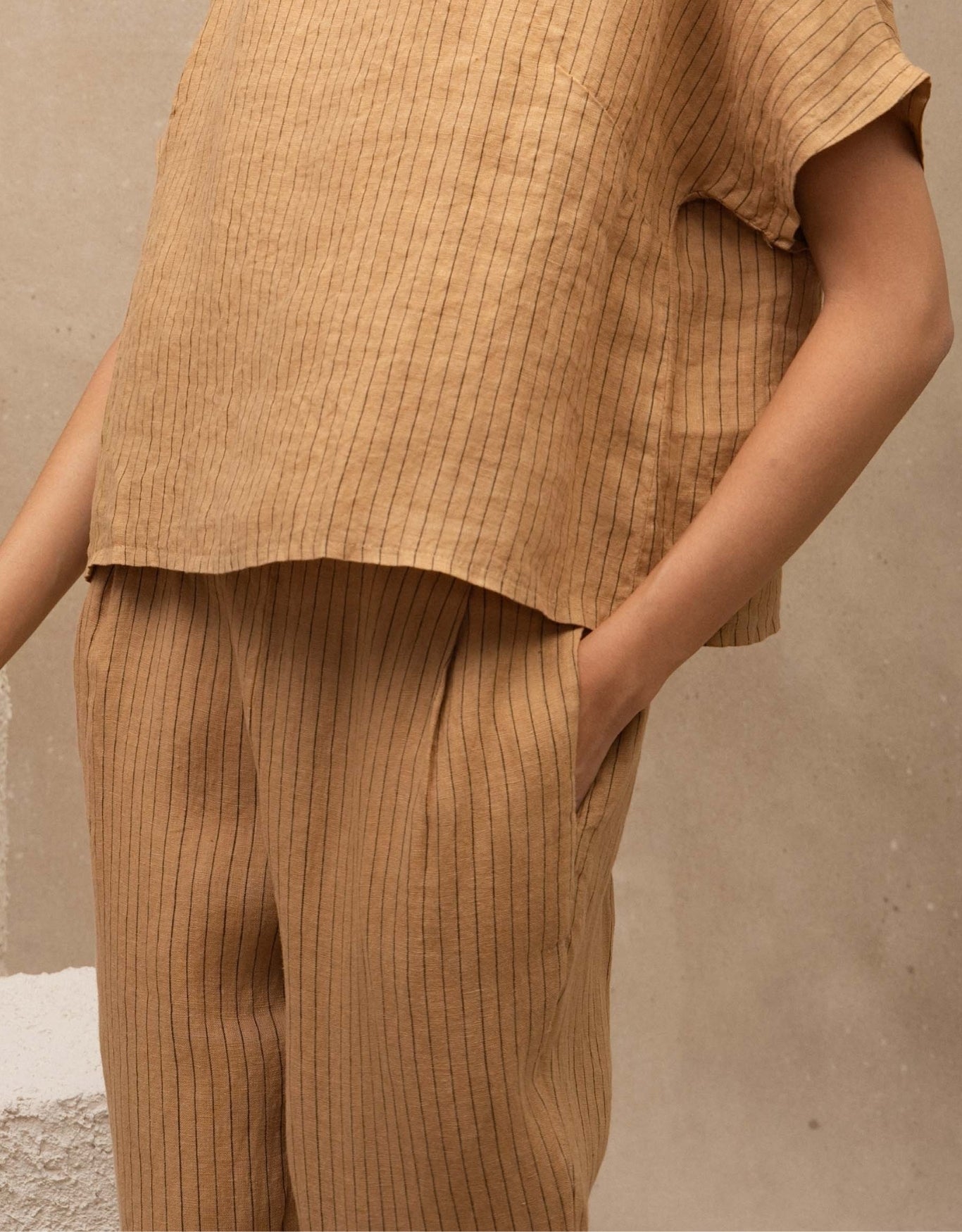 CALÇA EDUARDA MADRE REINA LINHO CAQUI RISCA DE GIZ