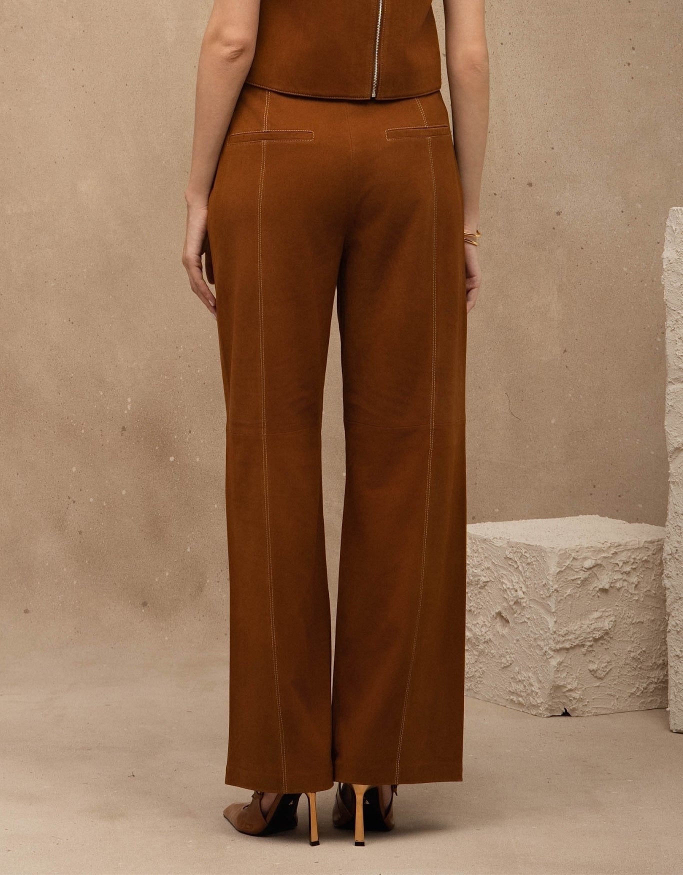 CALÇA VITÓRIA MADRE REINA CHAMOIS CARAMELO