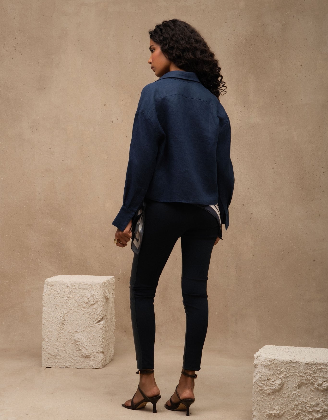 CAMISA CROPPED LINA MADRE REINA LINHO AZUL MARINE