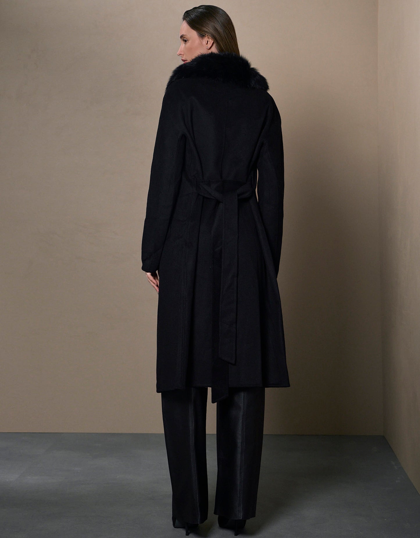 CASACO CLÁSSICO MADRE REINA LÃ COM PELE PRETO