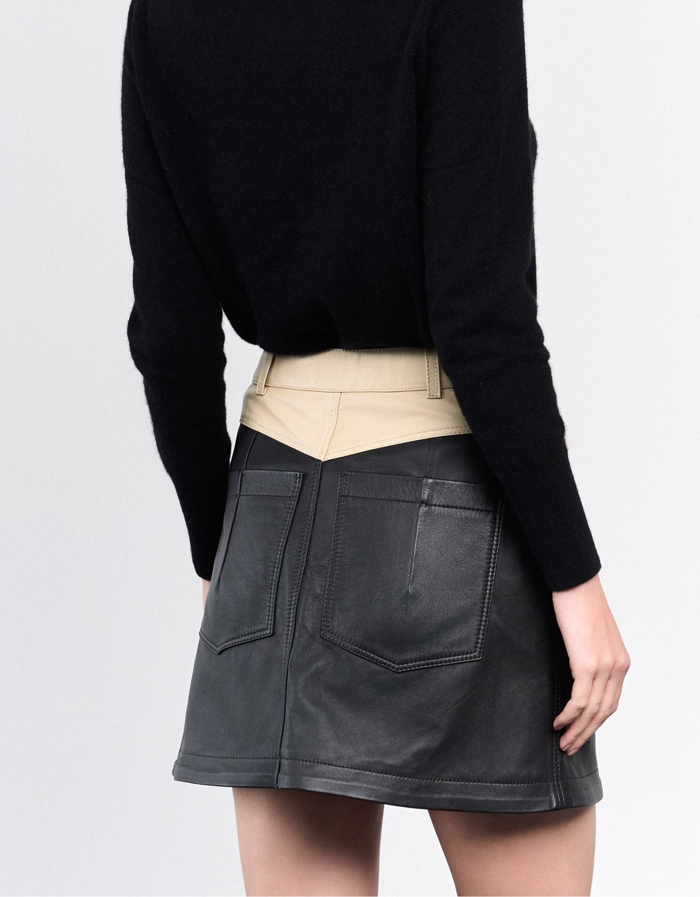 SAIA CAROL MADRE REINA COURO PRETO/DESERT