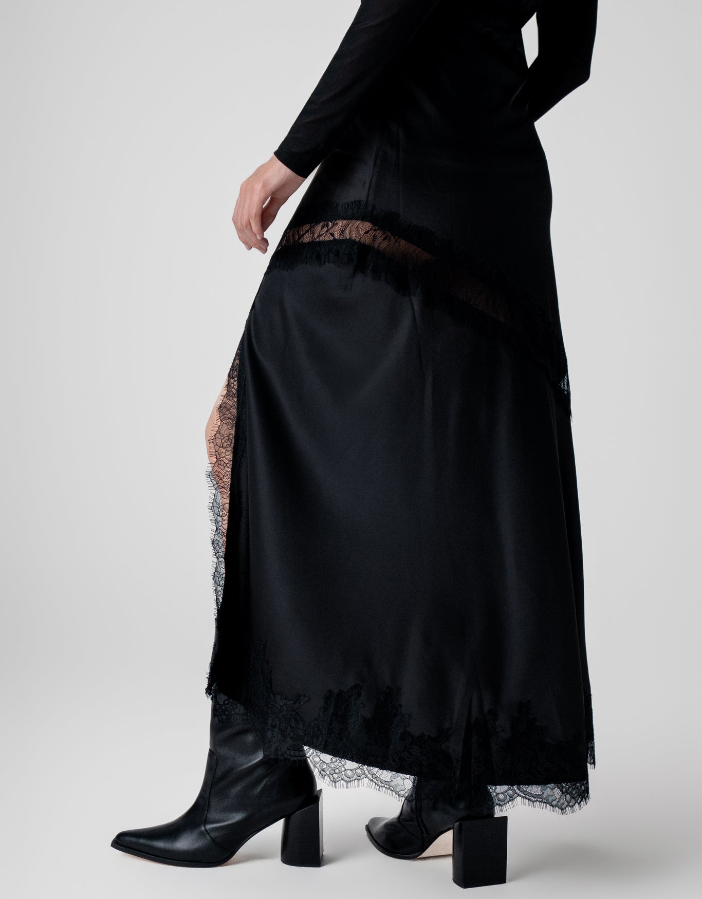 SAIA LIZIE MADRE REINA PRETO