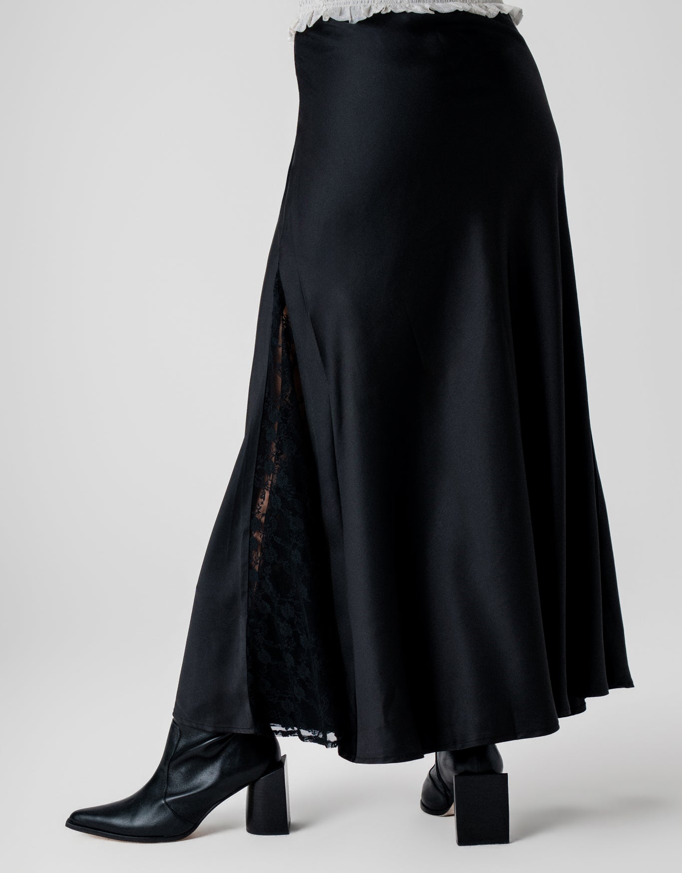 SAIA MARIA MADRE REINA PRETO