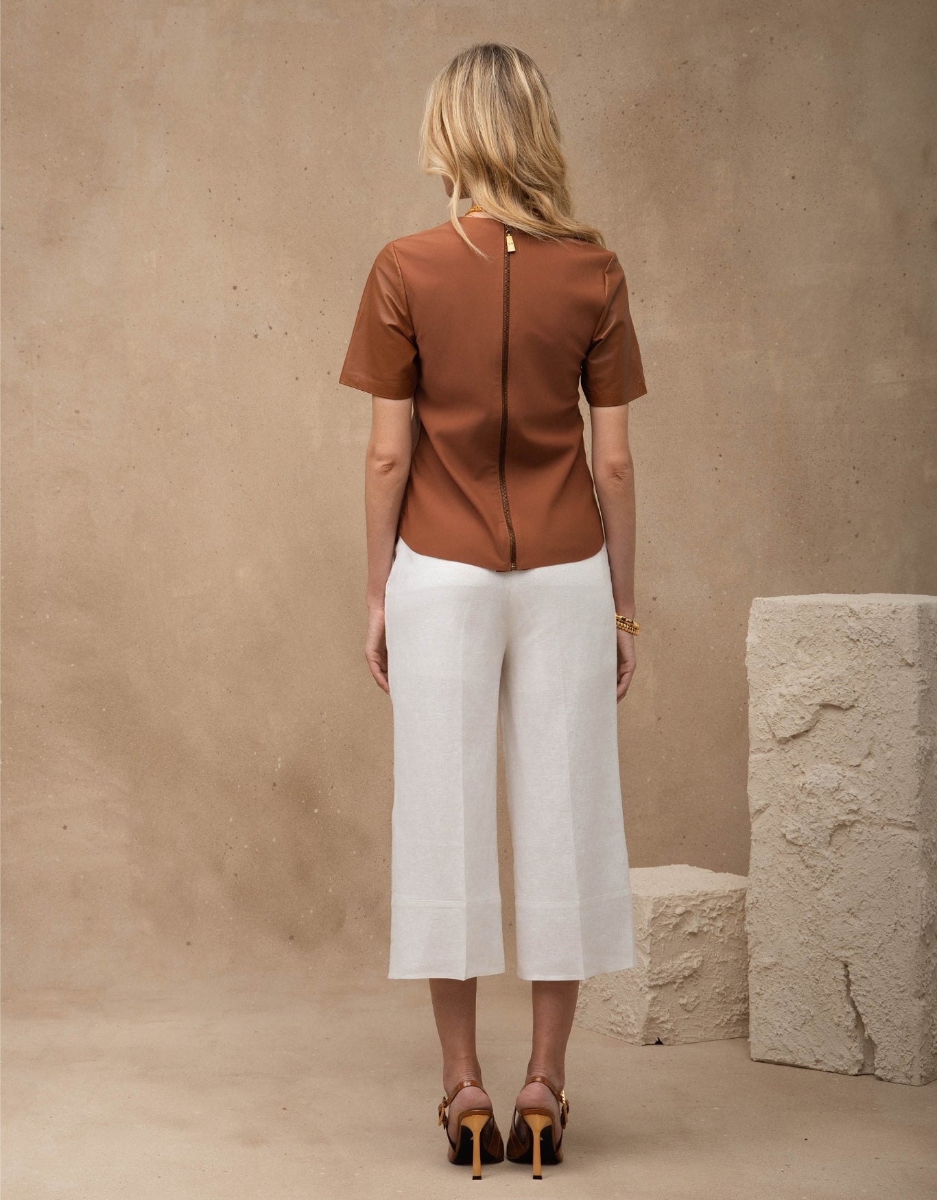 T-SHIRT CAMILA MADRE REINA MALHA COM COURO CARAMELO