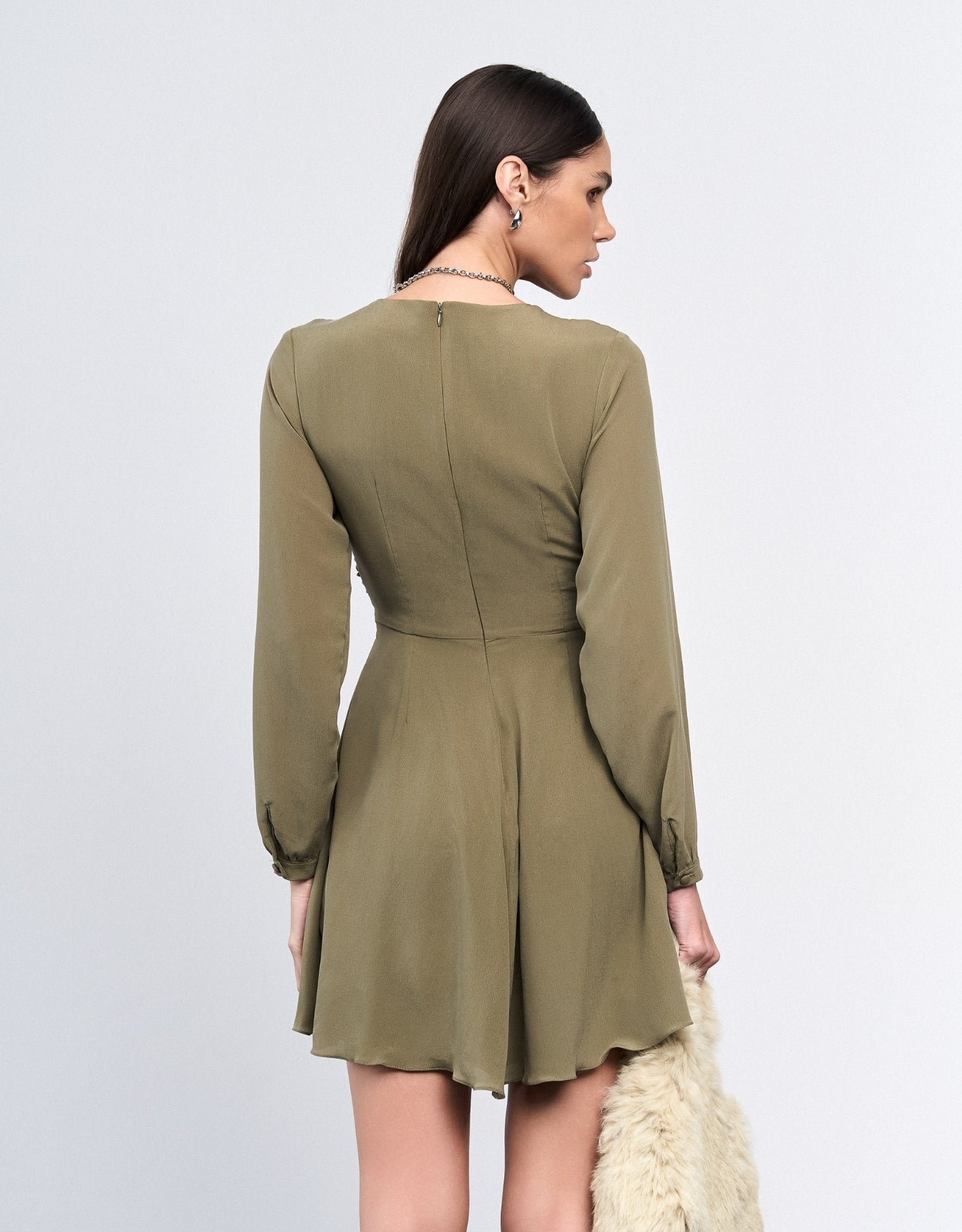 VESTIDO ALÍCIA MADRE REINA SEDA GREIGE