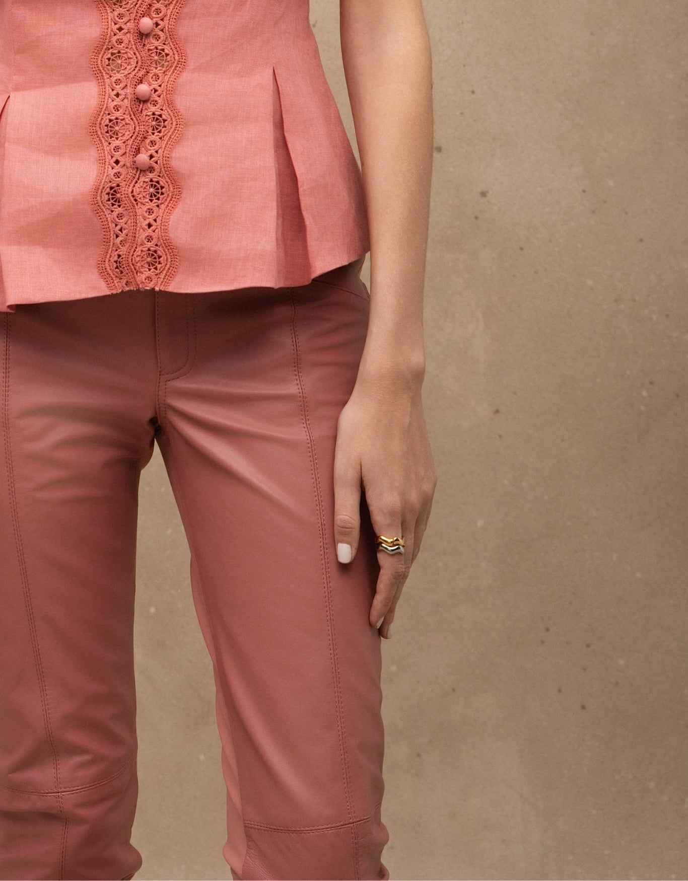 CALÇA MADRE REINA MALHA COM COURO ROSA ROMÃ