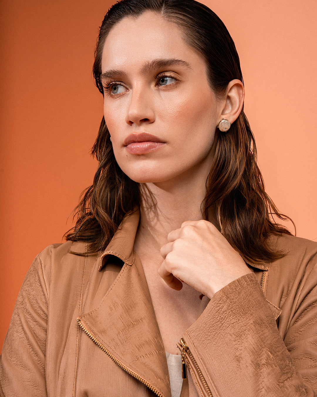 JAQUETA NEW PERFECTO VELOUR MADRE REINA COURO CAMEL