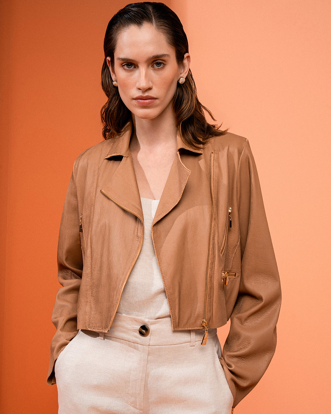JAQUETA NEW PERFECTO VELOUR MADRE REINA COURO CAMEL