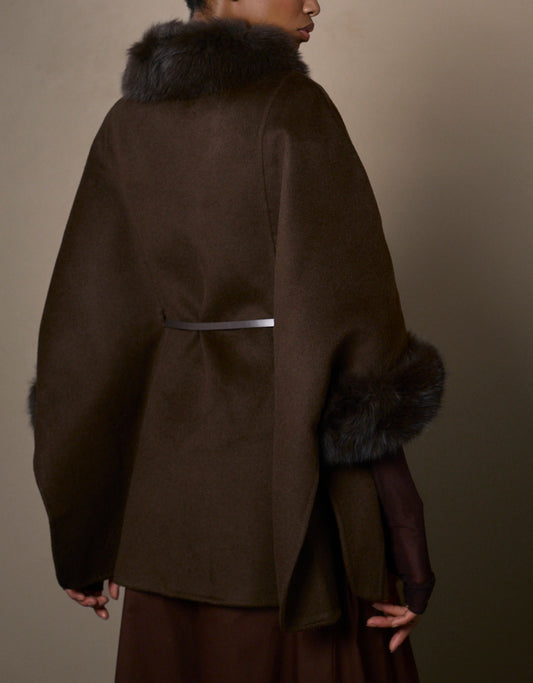 CAPA PELERINE ELLEN MADRE REINA LÃ COM PELE MADEIRA