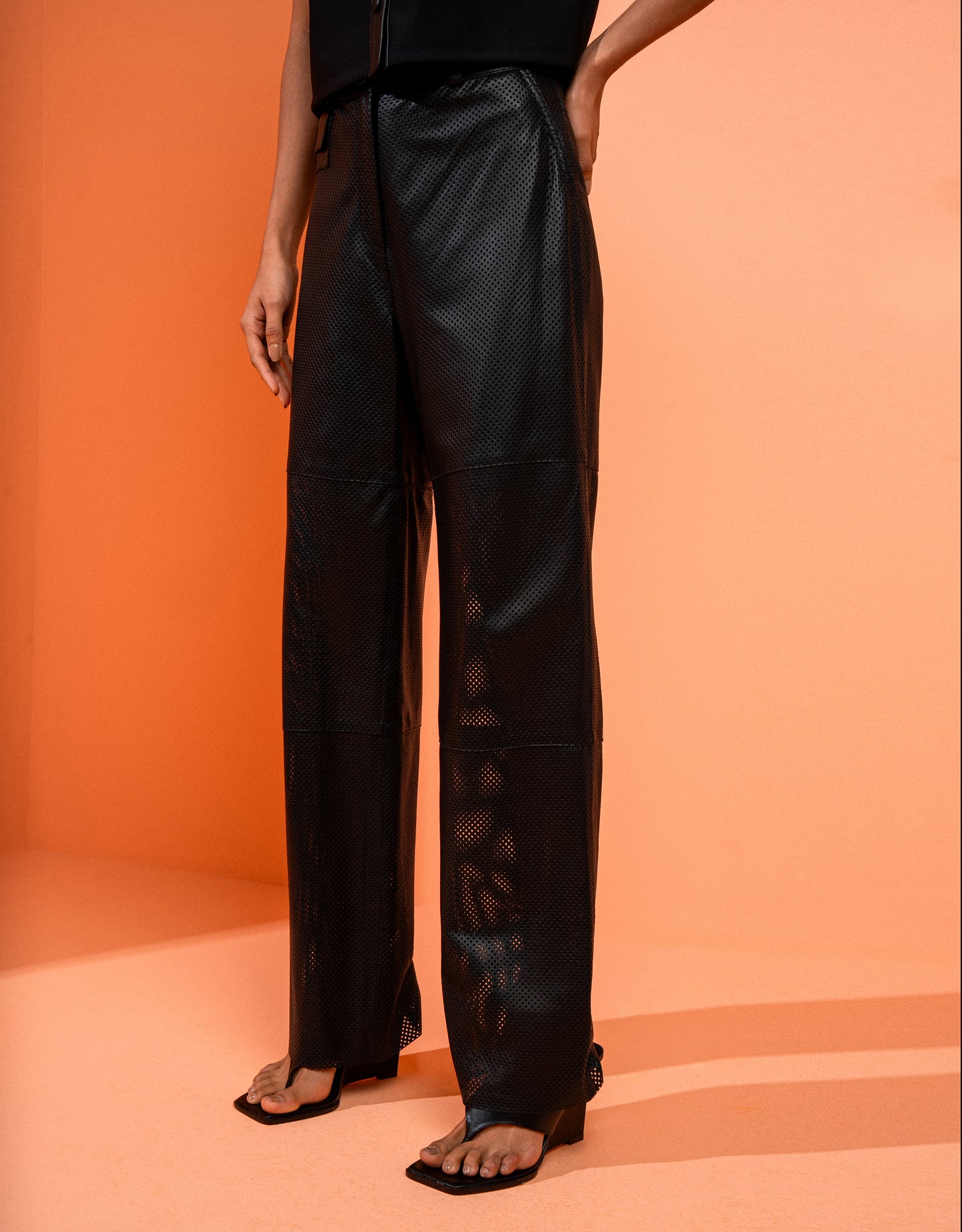 CALÇA VIRGÍNIA MADRE REINA COURO PERFURO PRETO