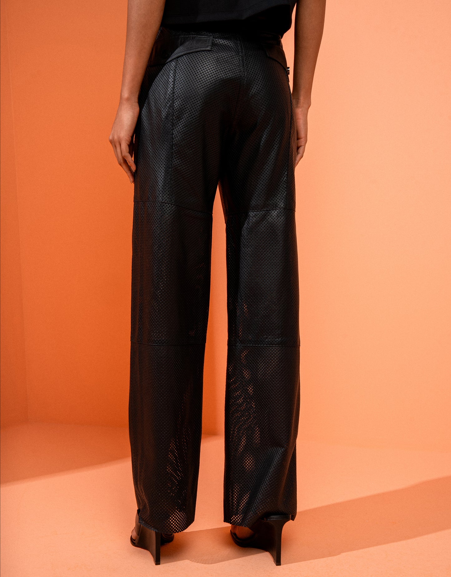 CALÇA VIRGÍNIA MADRE REINA COURO PERFURO PRETO