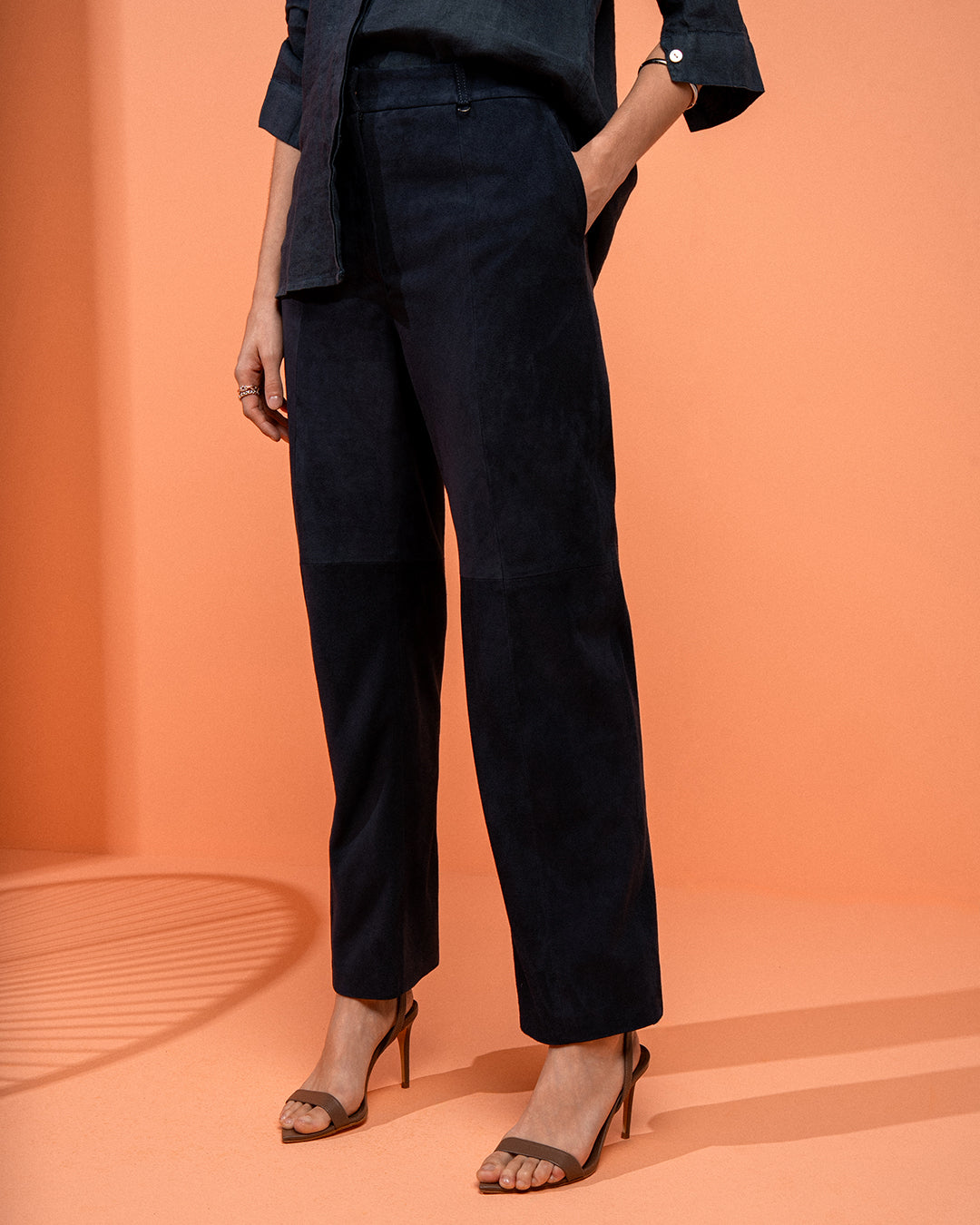 CALÇA LARISSA MADRE REINA COURO CHAMOIS AZUL MARINE