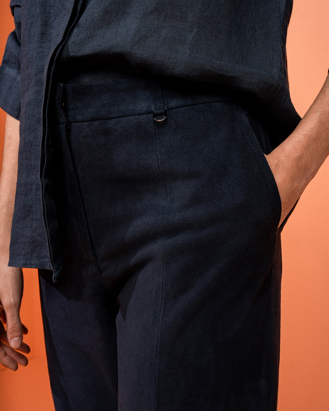 CALÇA LARISSA MADRE REINA COURO CHAMOIS AZUL MARINE
