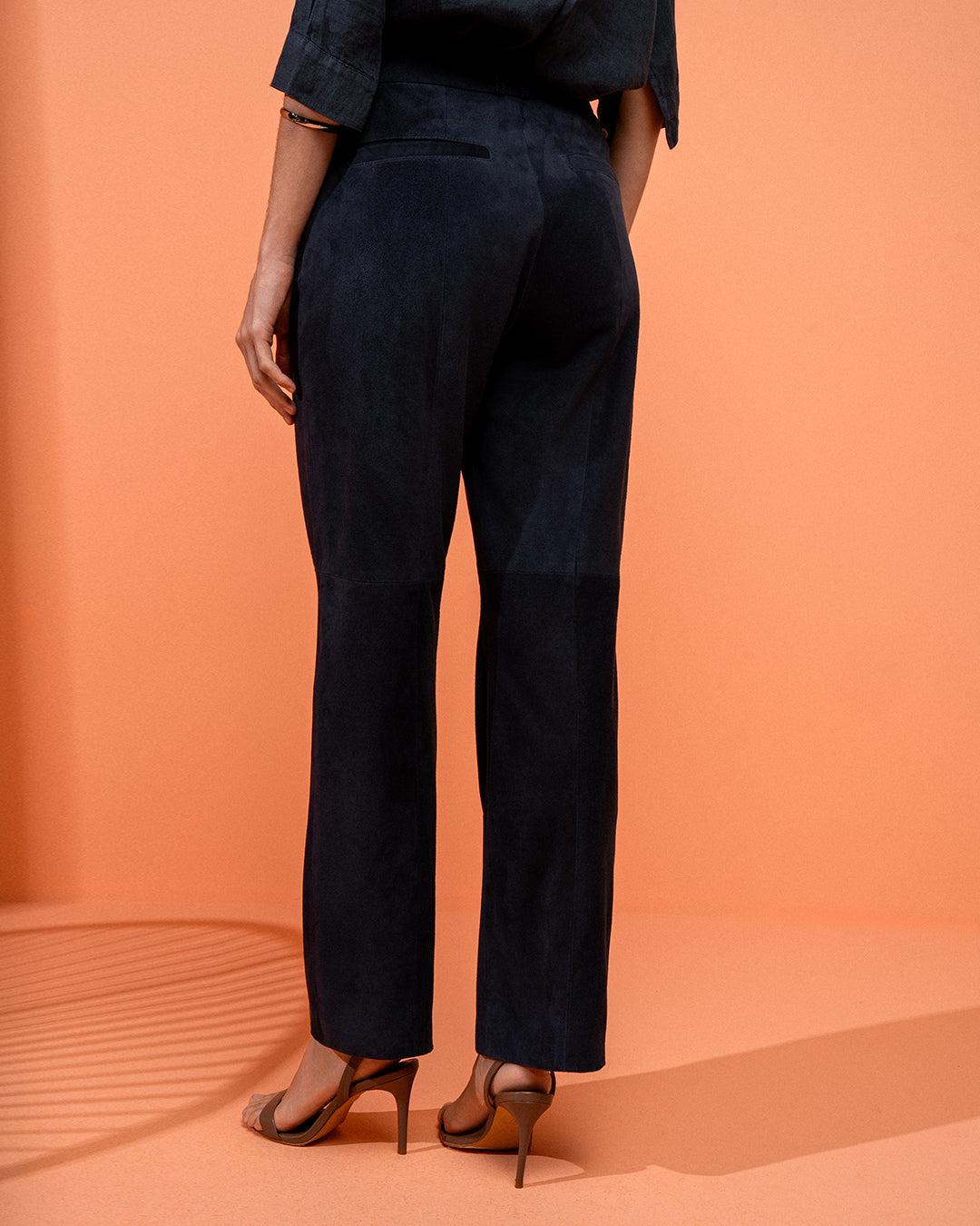 CALÇA LARISSA MADRE REINA COURO CHAMOIS AZUL MARINE