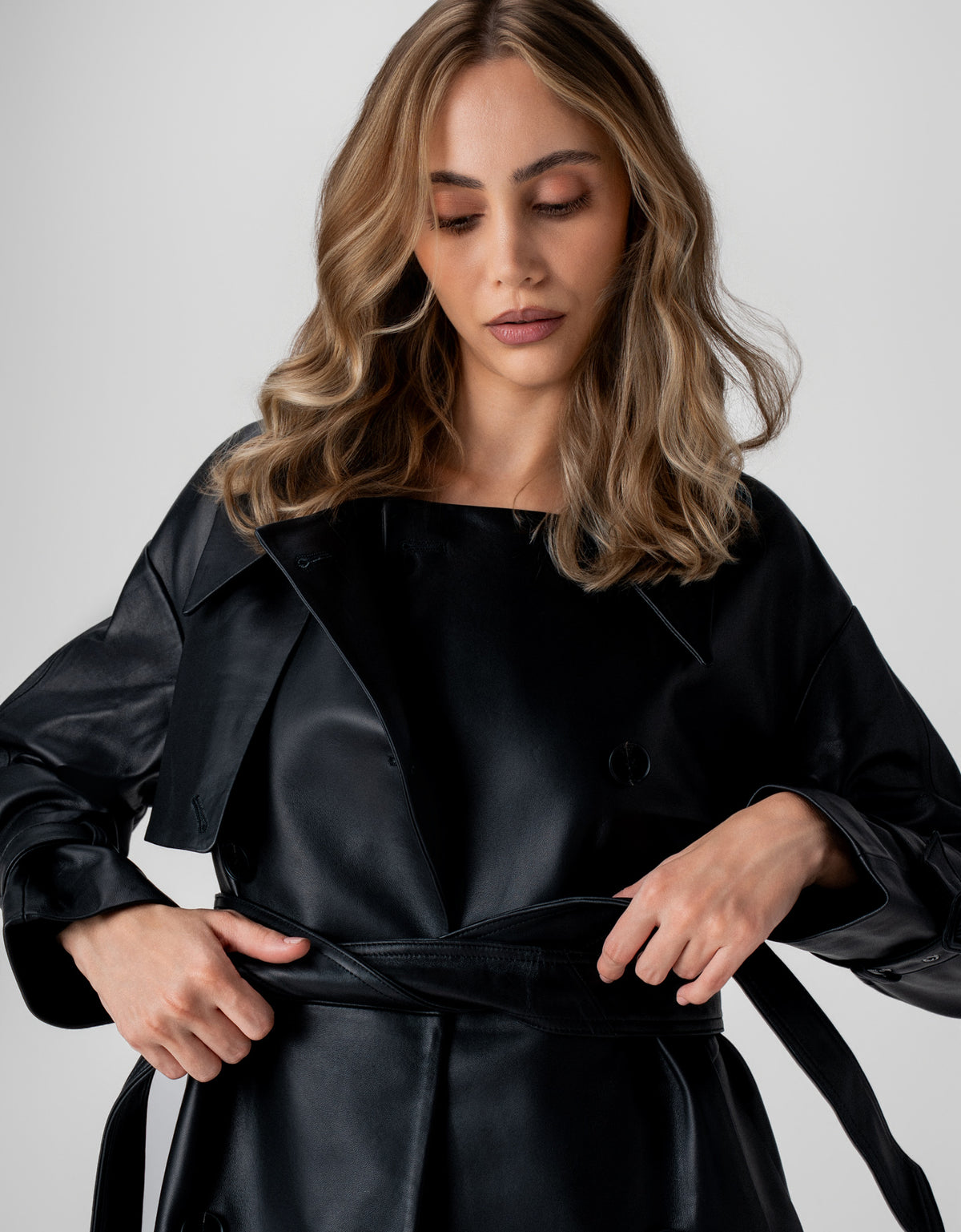 TRENCH COAT ANTONELLA MADRE REINA COURO PRETO