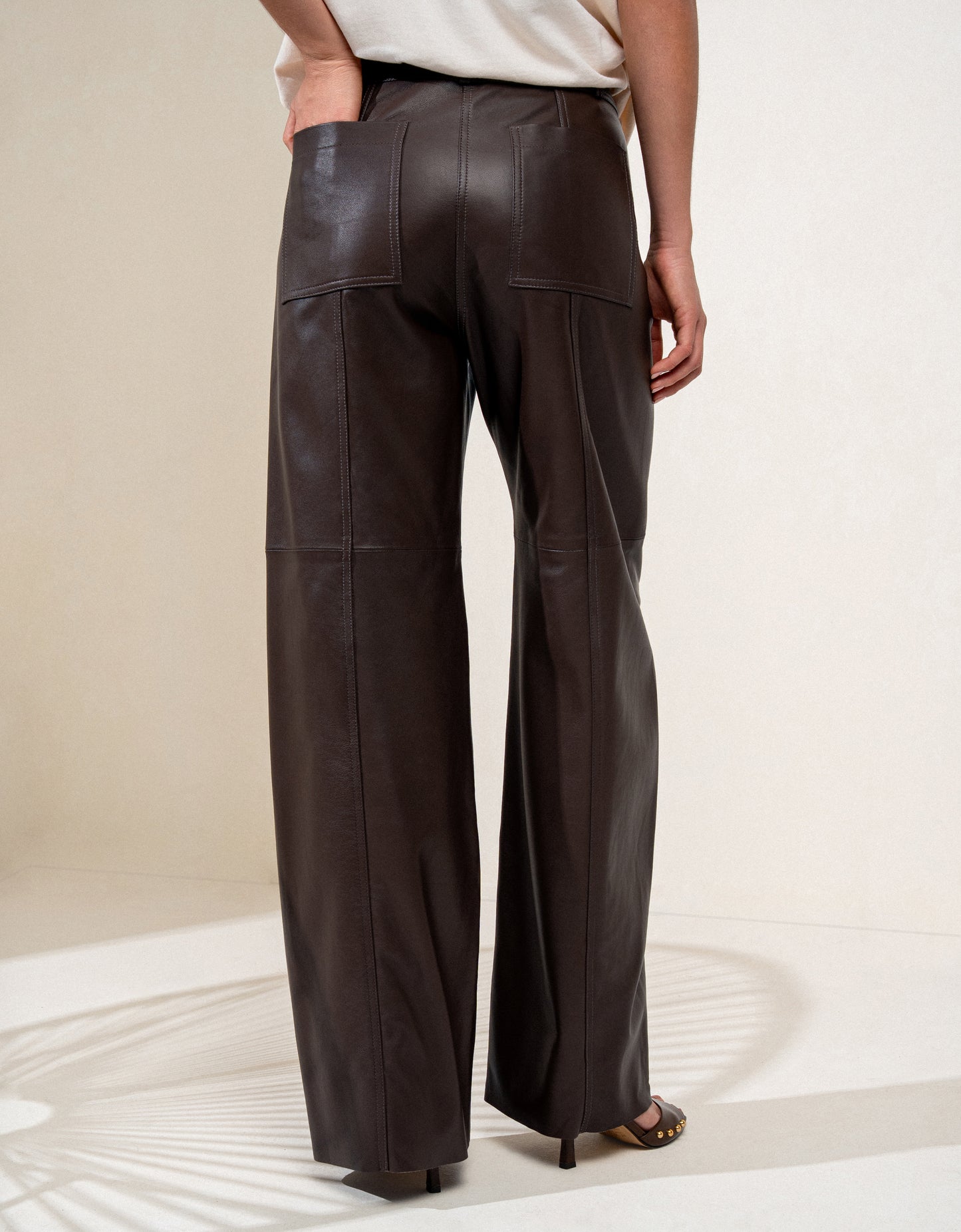 CALÇA WIDE BRUNA MADRE REINA COURO MADEIRA