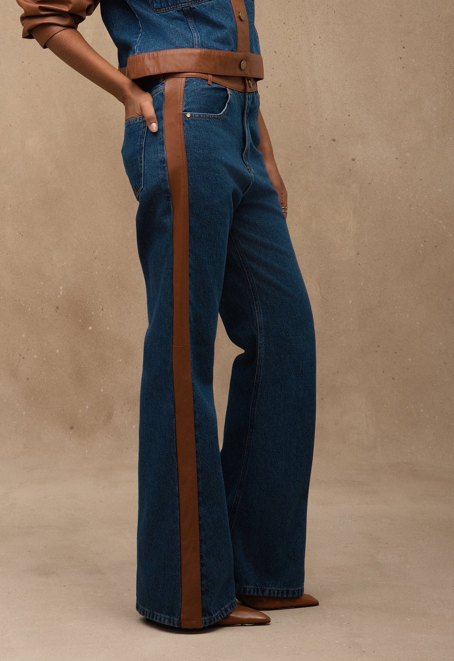 CALÇA LETTY MADRE REINA JEANS COM COURO BLUE JEANS/CARAMELO