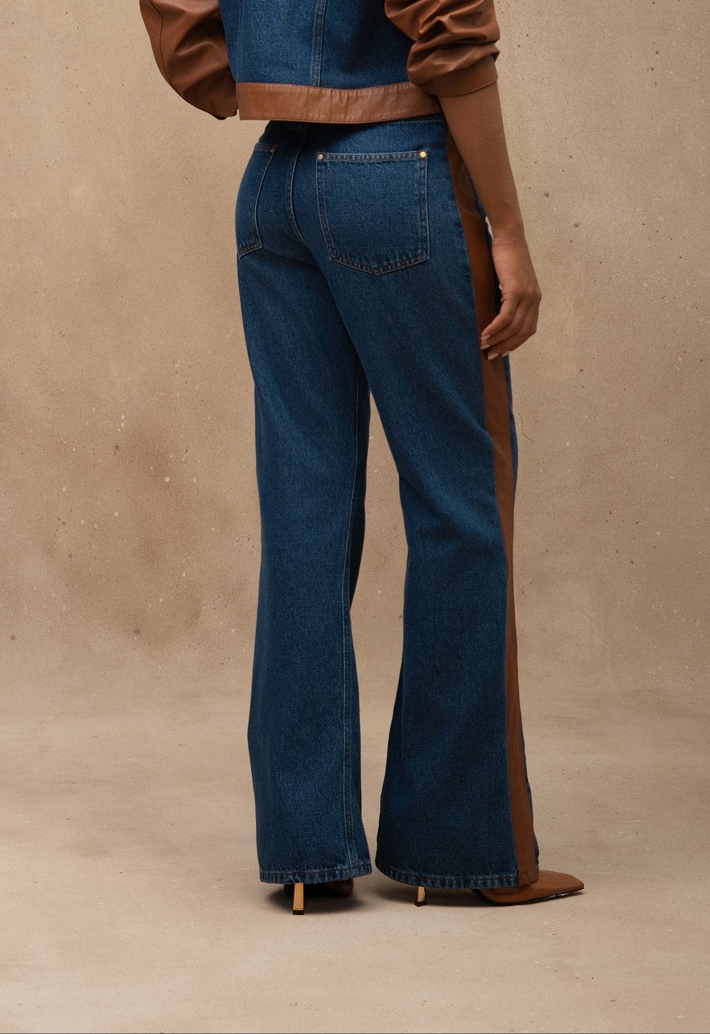 CALÇA LETTY MADRE REINA JEANS COM COURO BLUE JEANS/CARAMELO