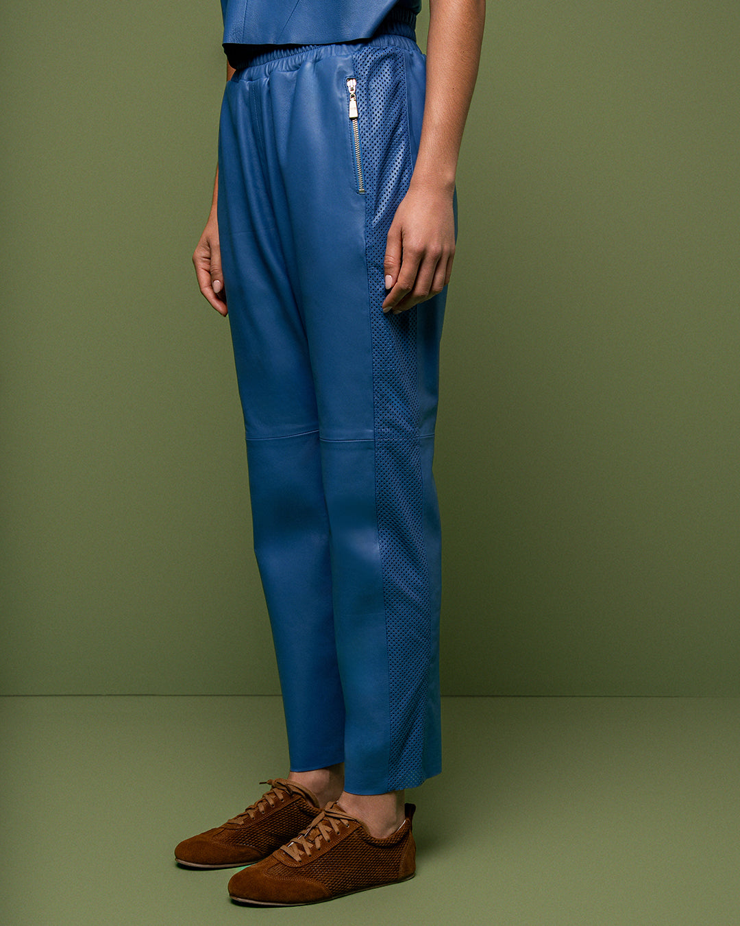 CALÇA JOGGER VIRGÍNIA MADRE REINA COURO AZUL SERENO