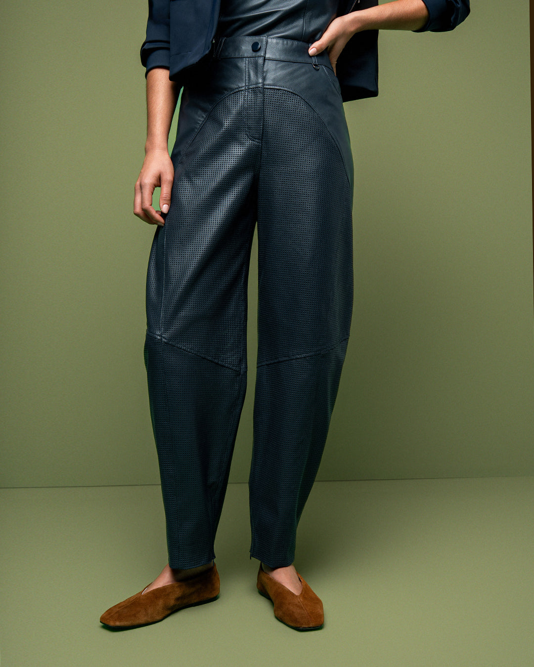 CALÇA DIANA PERFURO MADRE REINA COURO AZUL MARINE