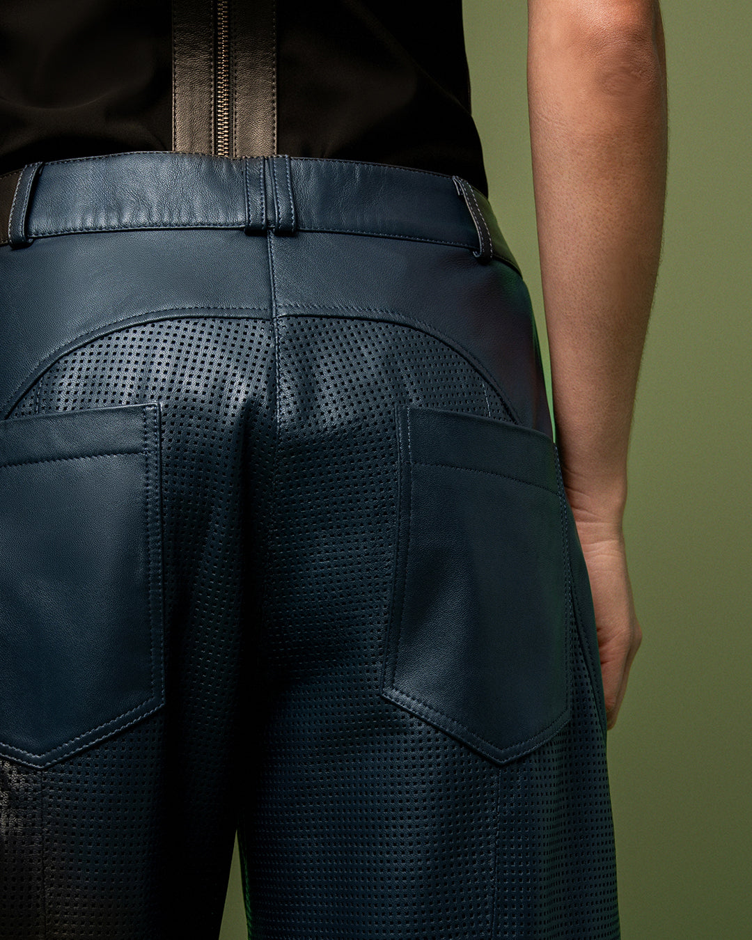CALÇA DIANA PERFURO MADRE REINA COURO AZUL MARINE