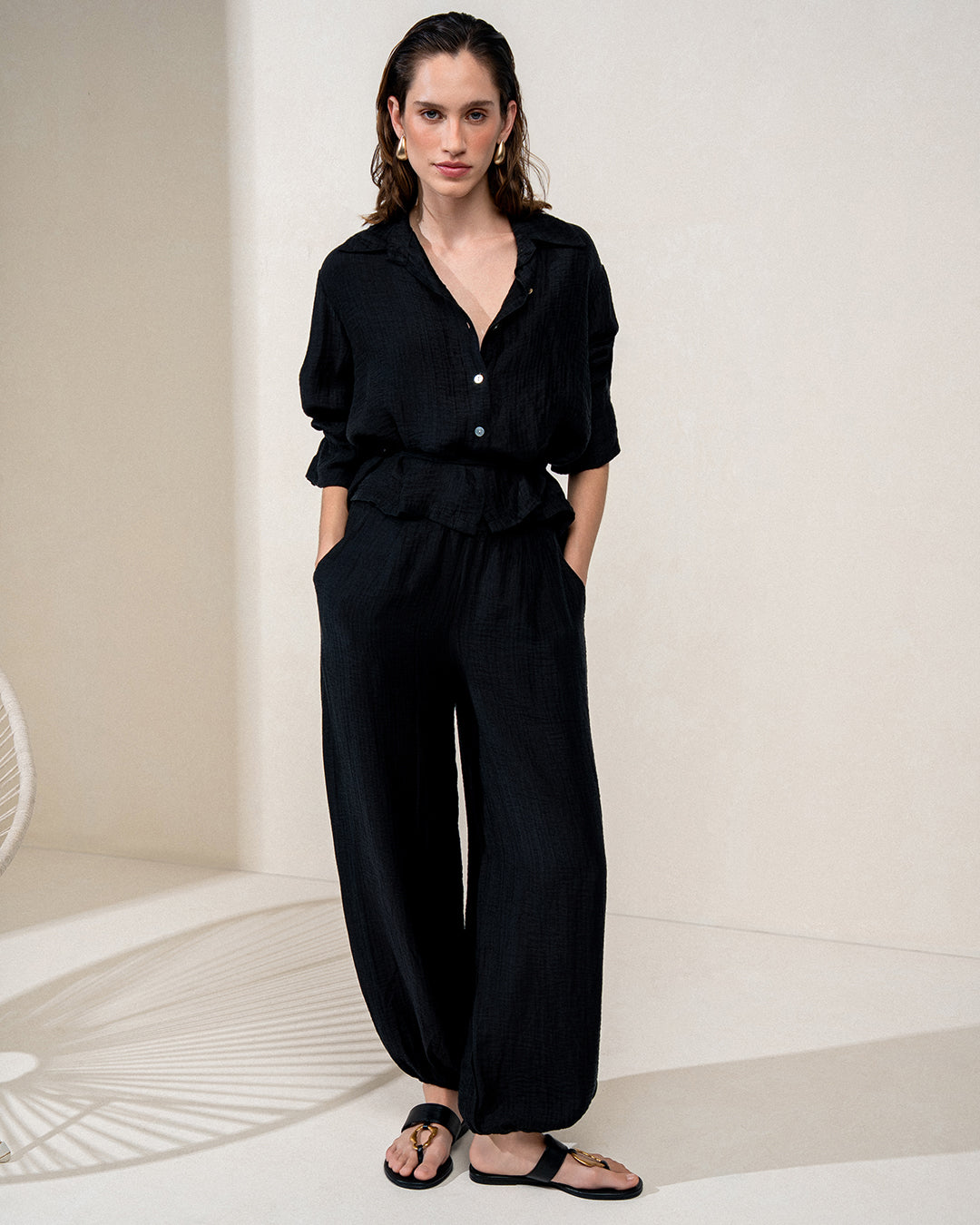 CALÇA BALLOON LORENA MADRE REINA COM SEDA PRETO