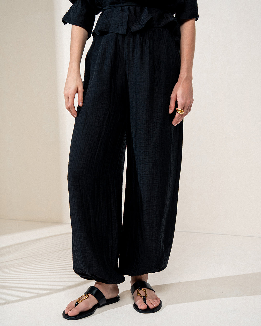 CALÇA BALLOON LORENA MADRE REINA COM SEDA PRETO
