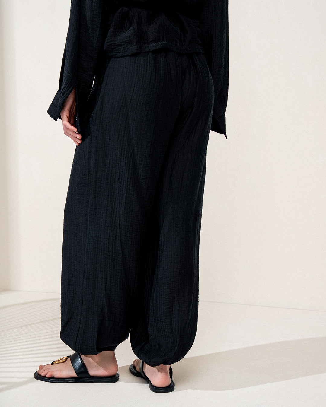CALÇA BALLOON LORENA MADRE REINA COM SEDA PRETO