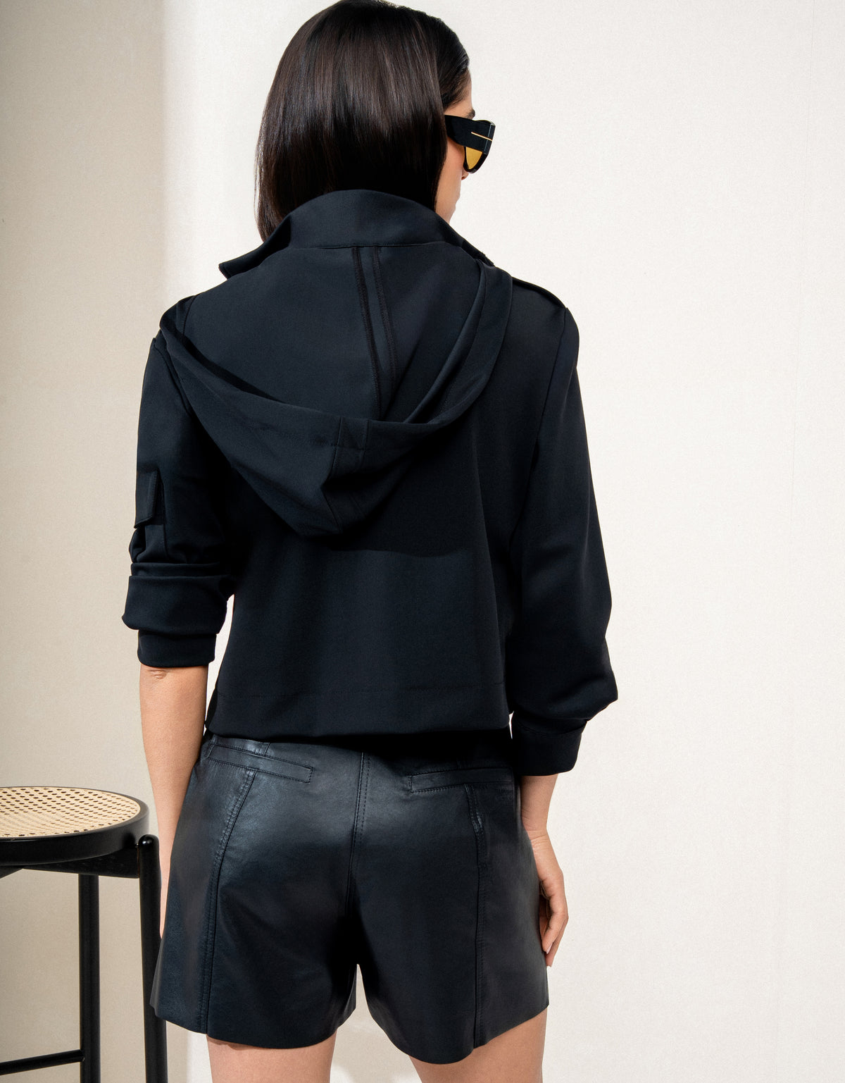 SHORTS YARA MADRE REINA COURO PRETO