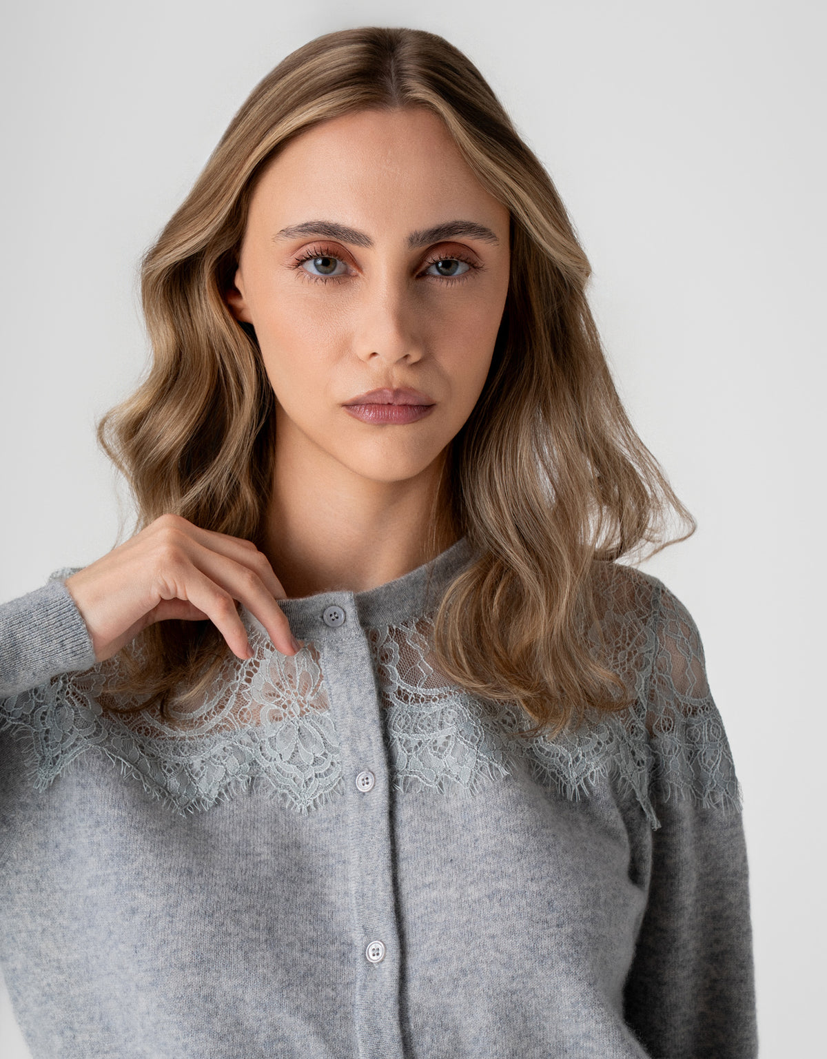 CARDIGAN RENDA MADRE REINA CASHMERE CINZA