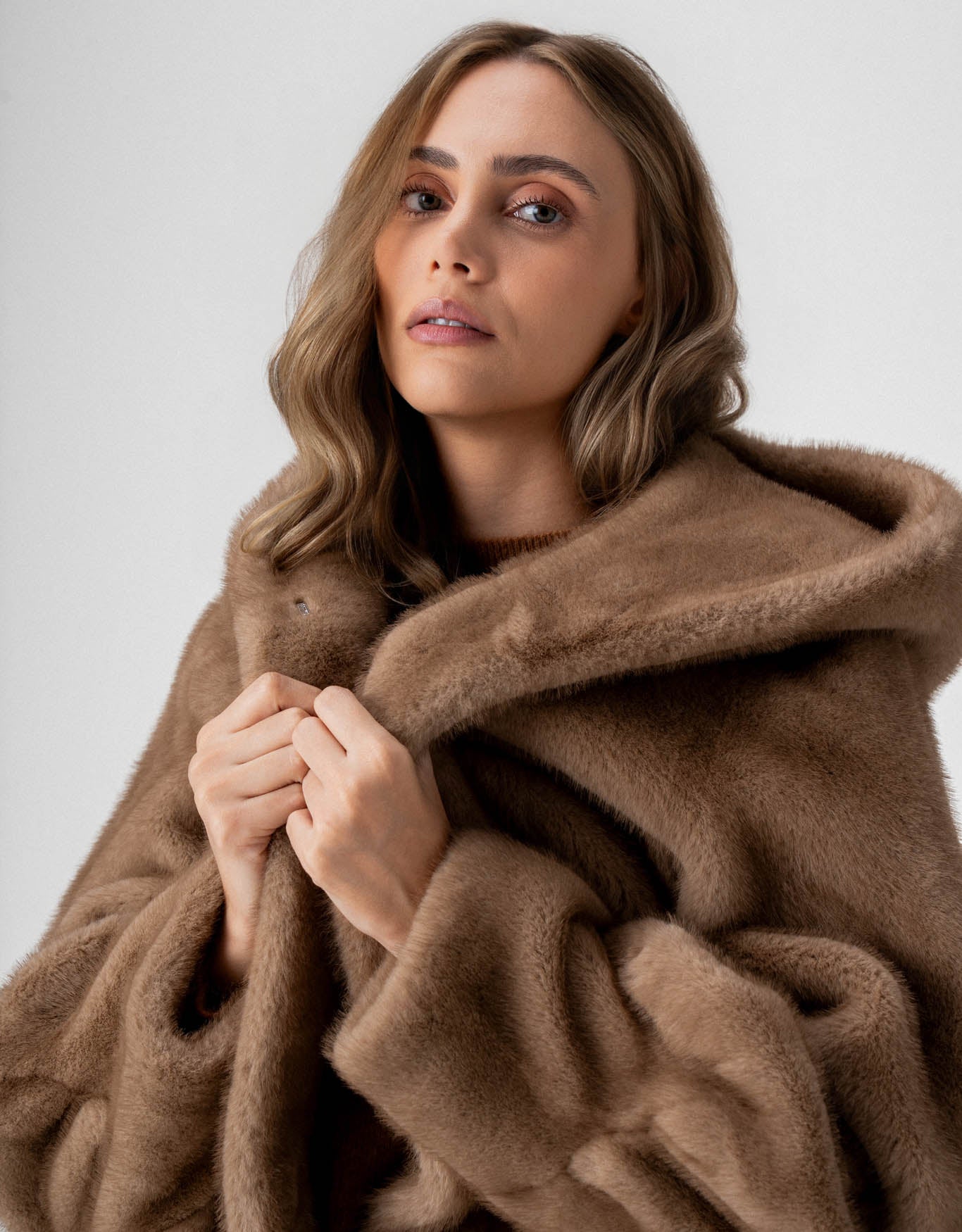 CASACO REBECA MADRE REINA LIKE FUR TAUPE