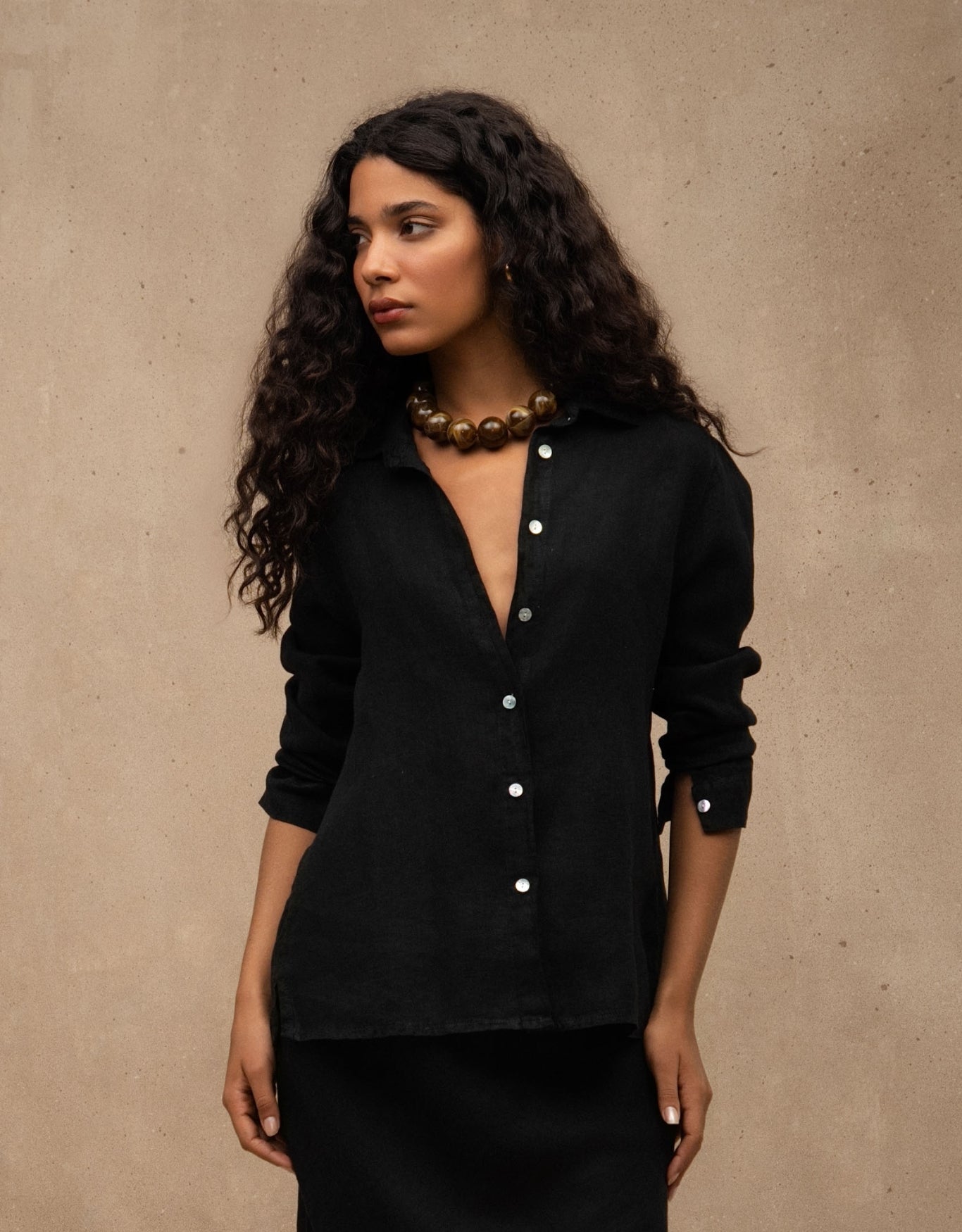 CAMISA CAROL MADRE REINA LINHO PRETO