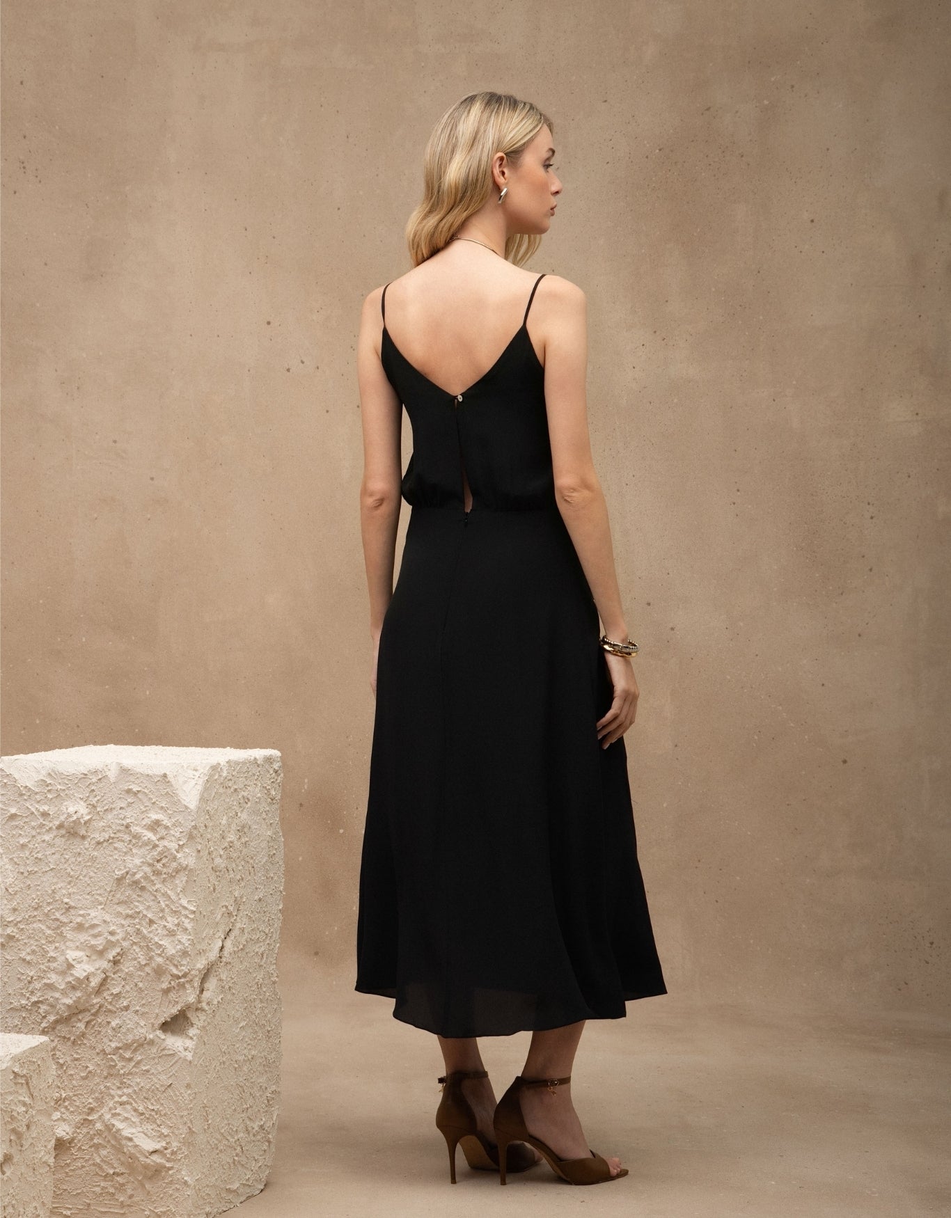 VESTIDO AMANDA MADRE REINA SEDA PRETO