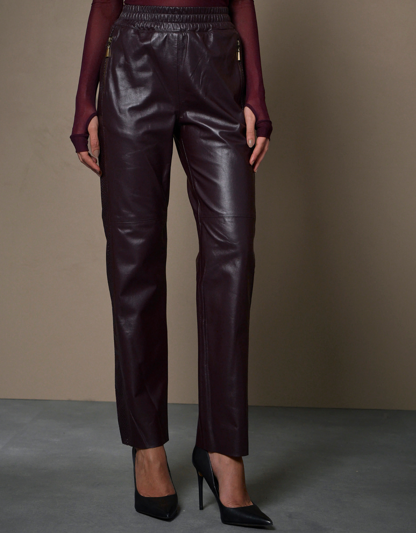 CALÇA JOGGER VIRGÍNIA MADRE REINA COURO BERINGELA