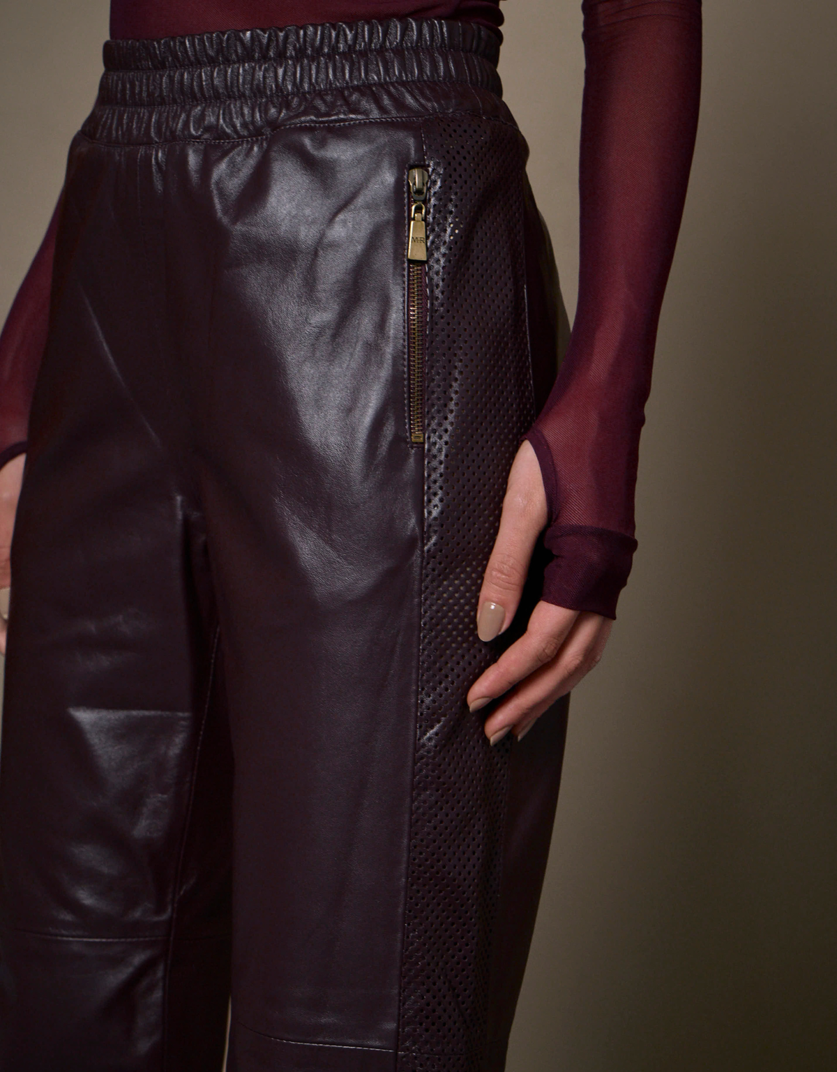 CALÇA JOGGER VIRGÍNIA MADRE REINA COURO BERINGELA