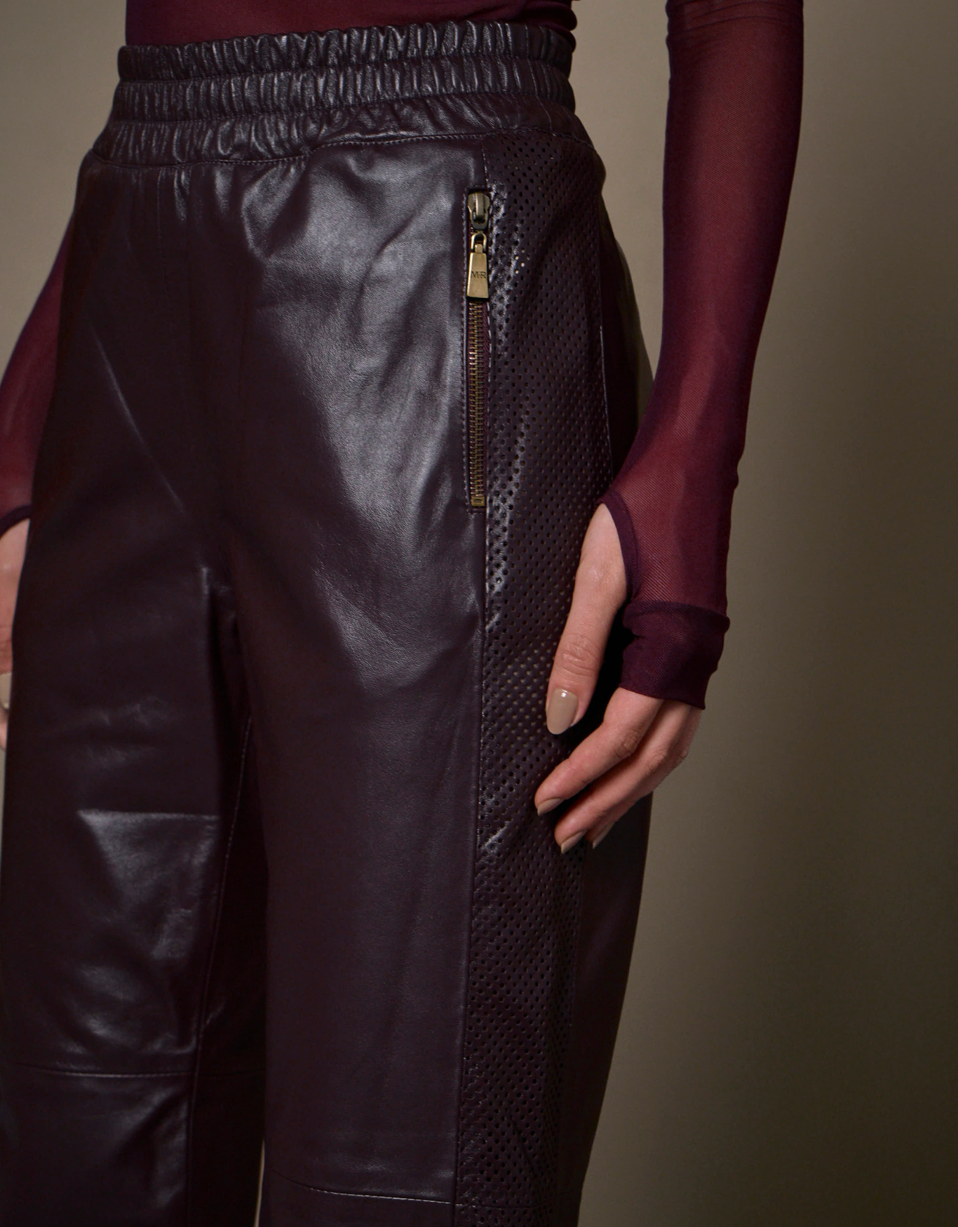 CALÇA JOGGER VIRGÍNIA MADRE REINA COURO BERINGELA