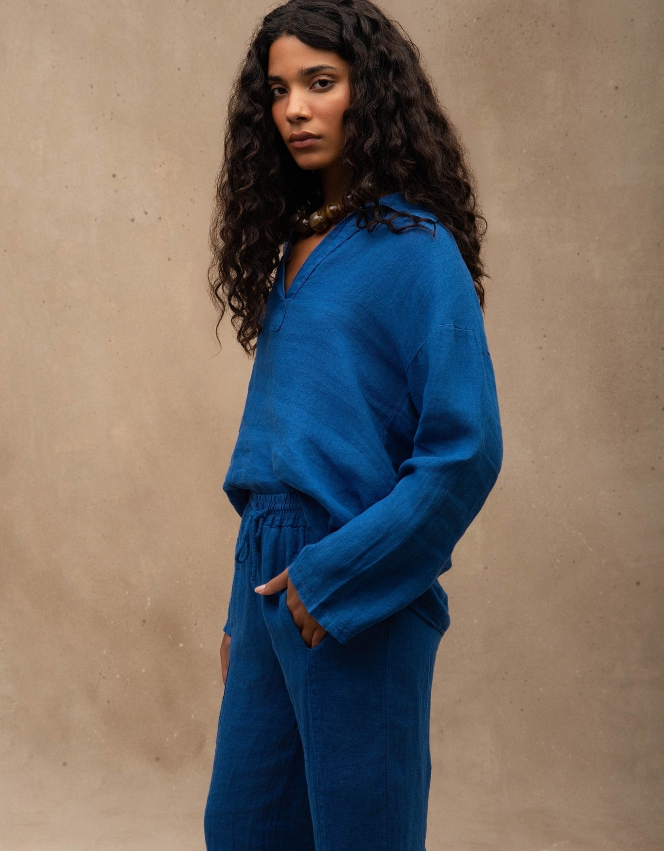 BLUSA BRUNA MADRE REINA LINHO AZUL MESQUITA