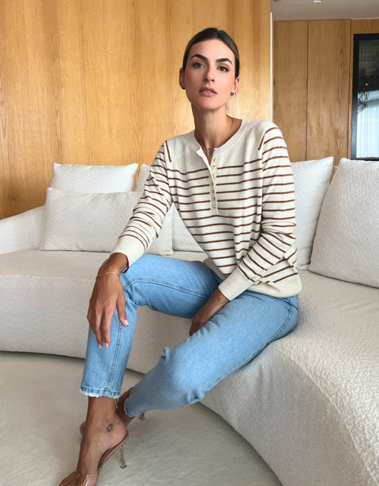 BLUSA LISTRADA BOTOES EM CASHMERE OFF WHITE E CARAMELO