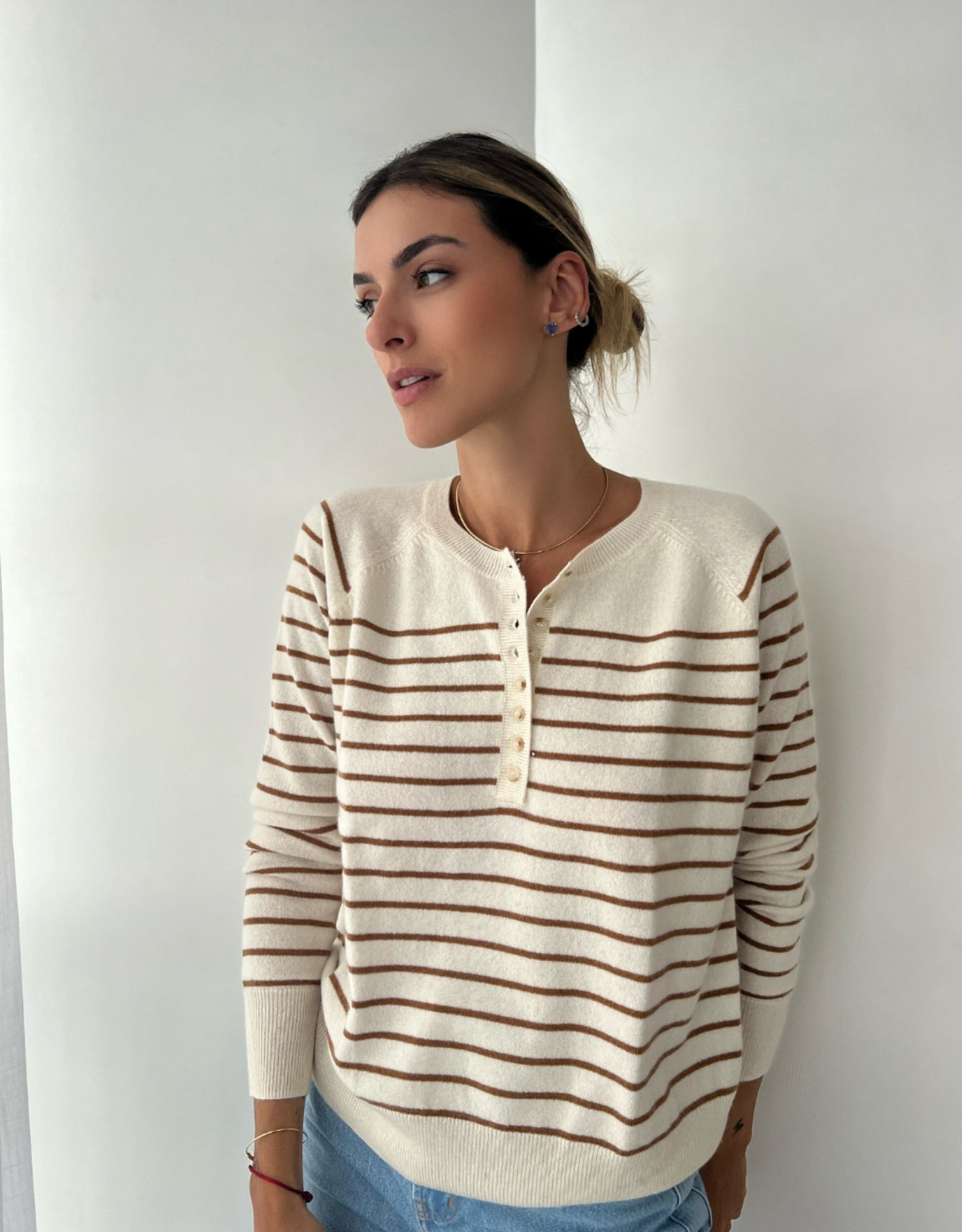 BLUSA LISTRADA BOTOES EM CASHMERE OFF WHITE E CARAMELO