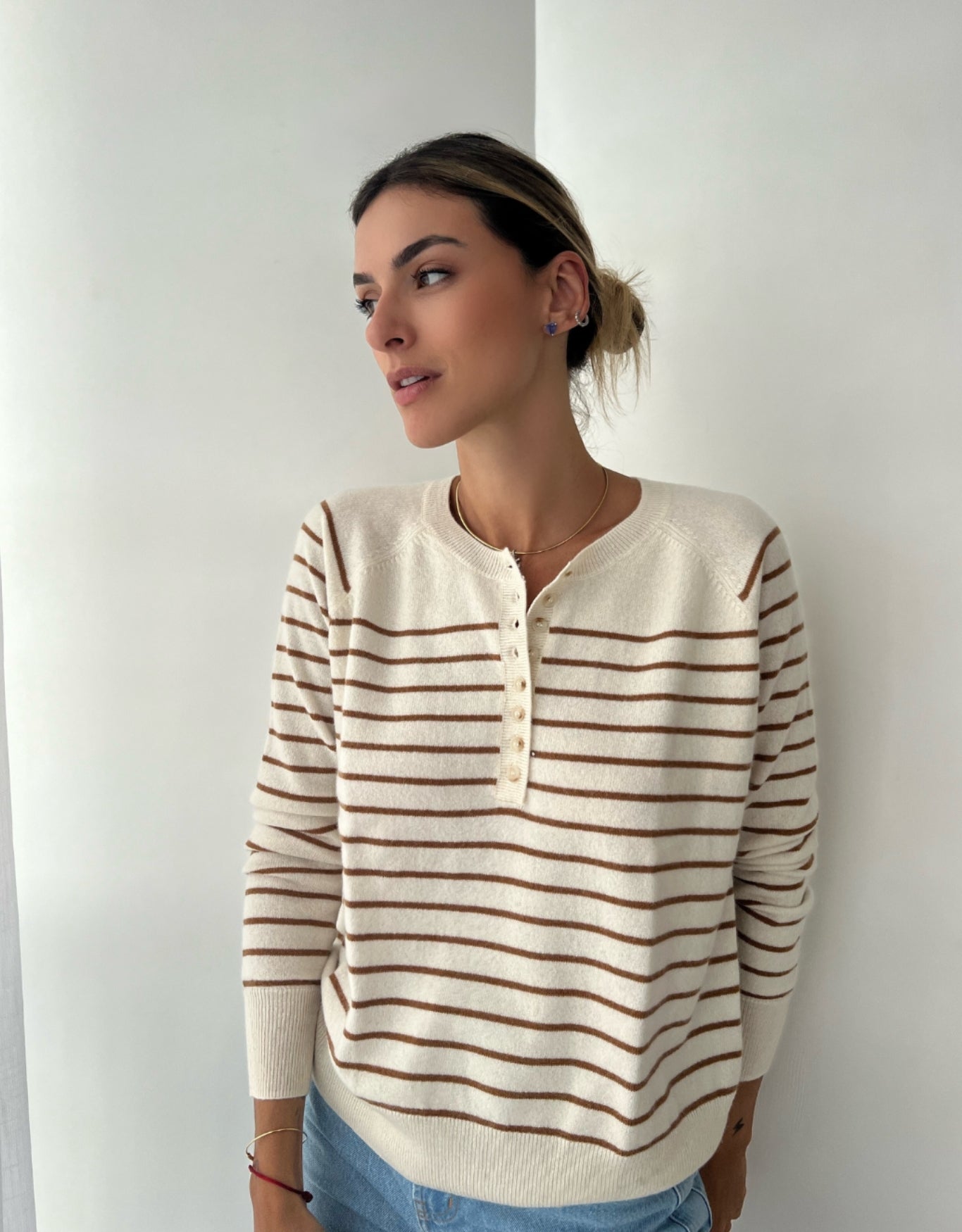 BLUSA LISTRADA BOTOES EM CASHMERE OFF WHITE E CARAMELO