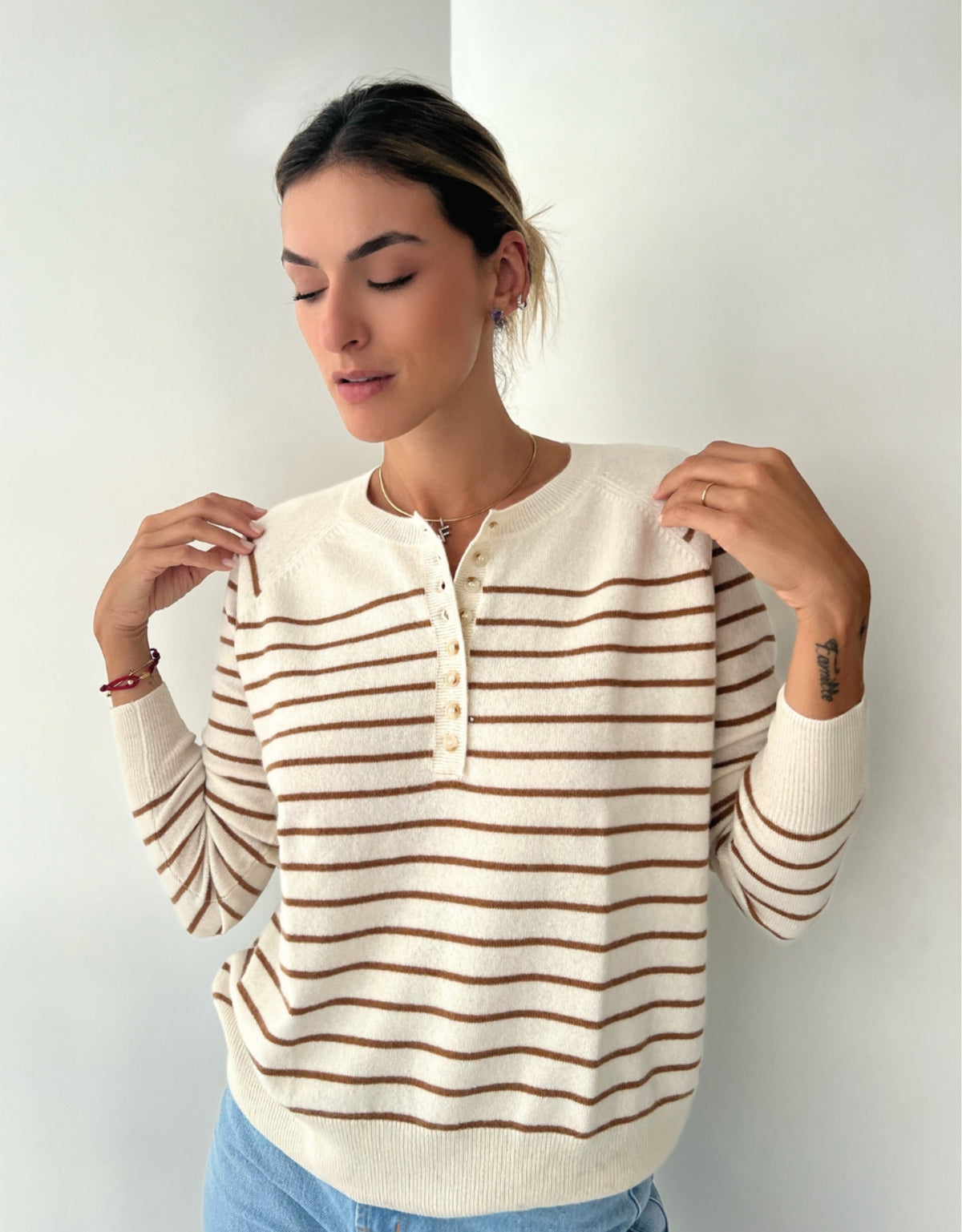 BLUSA LISTRADA BOTOES EM CASHMERE OFF WHITE E CARAMELO