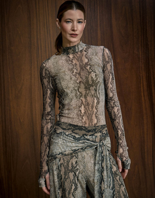 BLUSA MANGA LONGA MADRE REINA TULE ESTAMPA SNAKE