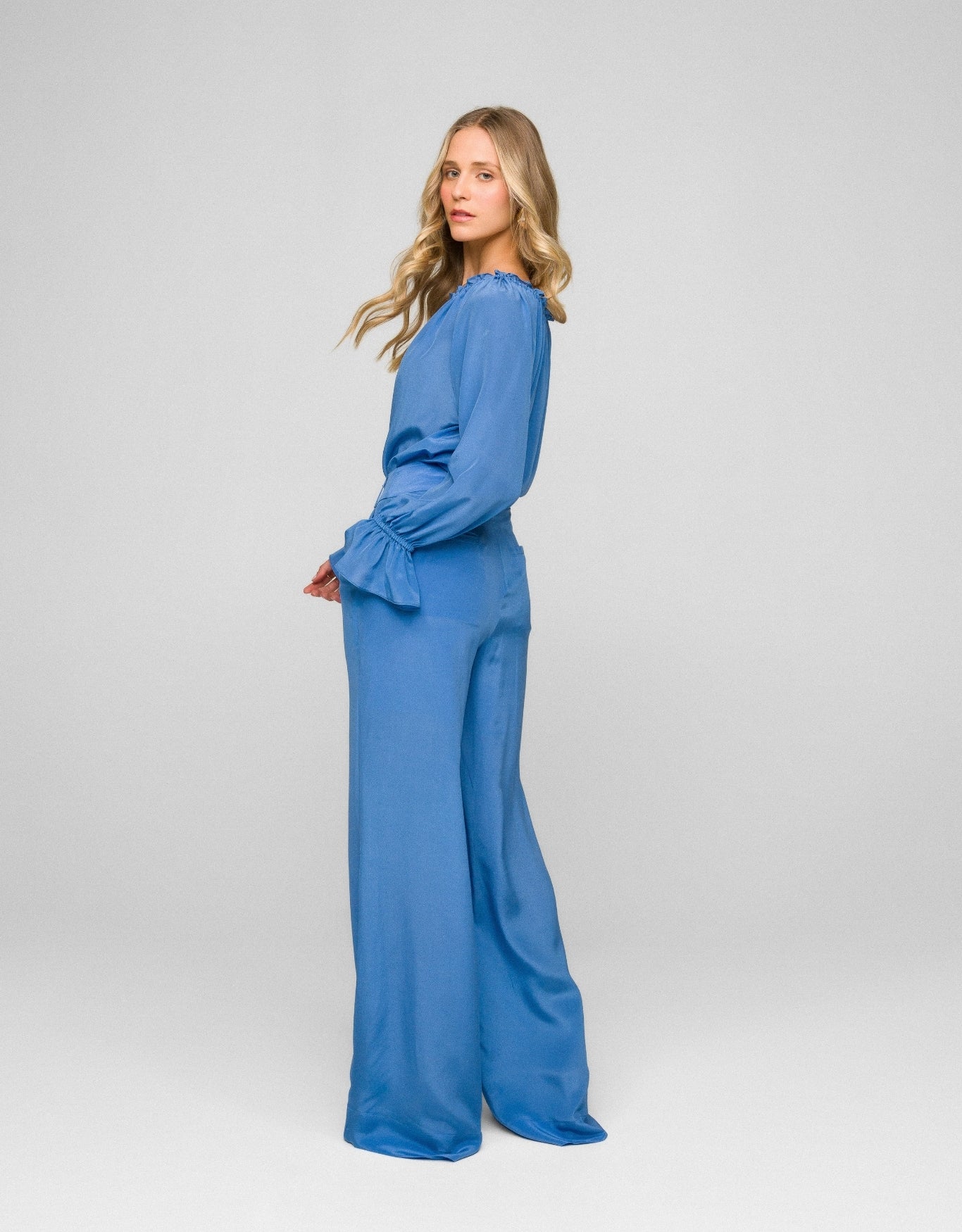 BLUSA OLIVIA MADRE REINA SEDA AZUL LAVANDA