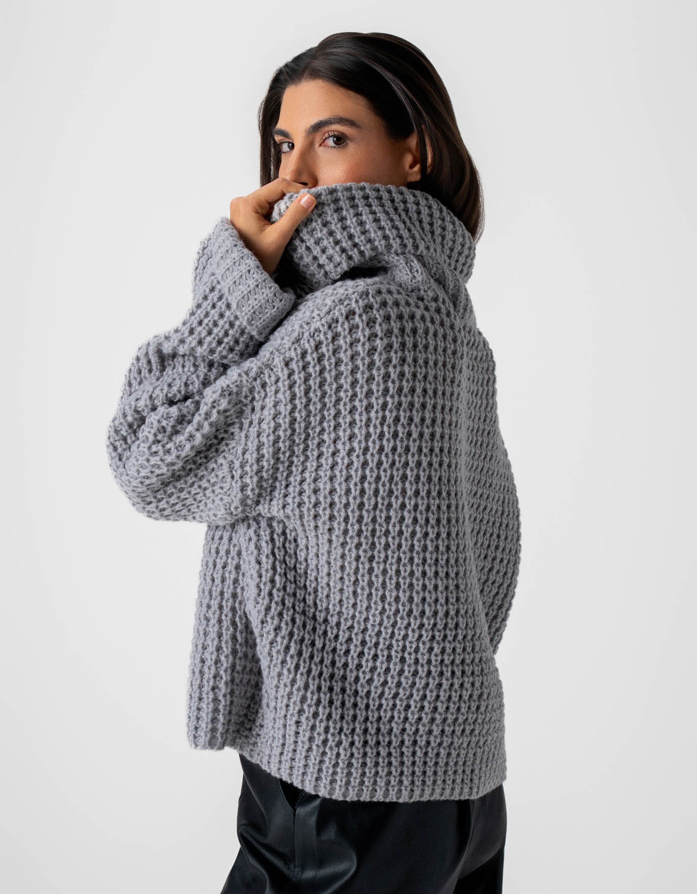 BLUSA SUETER NICOLE MADRE REINA TRICOT CINZA