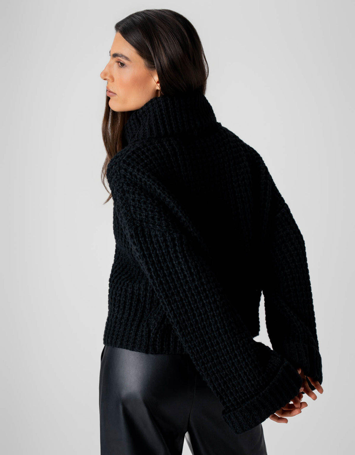 BLUSA SUETER NICOLE MADRE REINA TRICOT PRETO